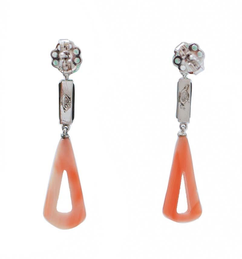 Rétro Boucles d'oreilles en platine, corail, jade, pierres noires et diamants en vente