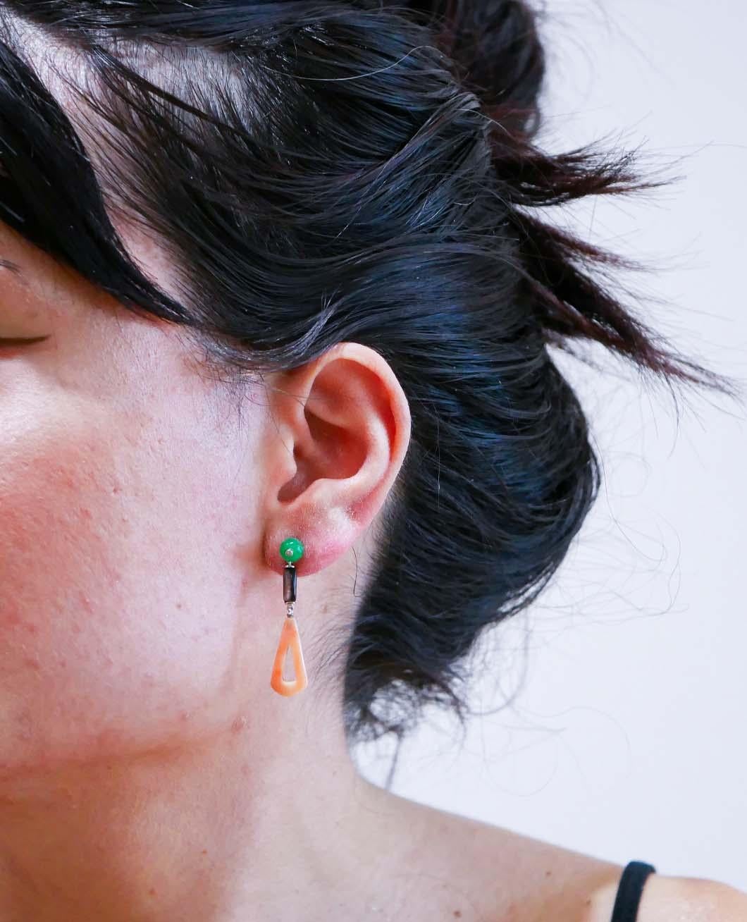 Taille mixte Boucles d'oreilles en platine, corail, jade, pierres noires et diamants en vente