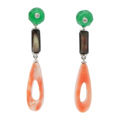 Boucles d'oreilles en platine, corail, jade, pierres noires et diamants