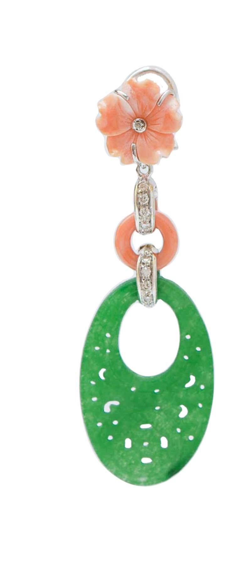 Amazing earrings in 14 kt white gold structure mounted with a flower of coral with a central diamond in the upper part. In the middle, a coral ring between two structures in gold studded with diamonds and, as pendant, a jade.
These earrings were