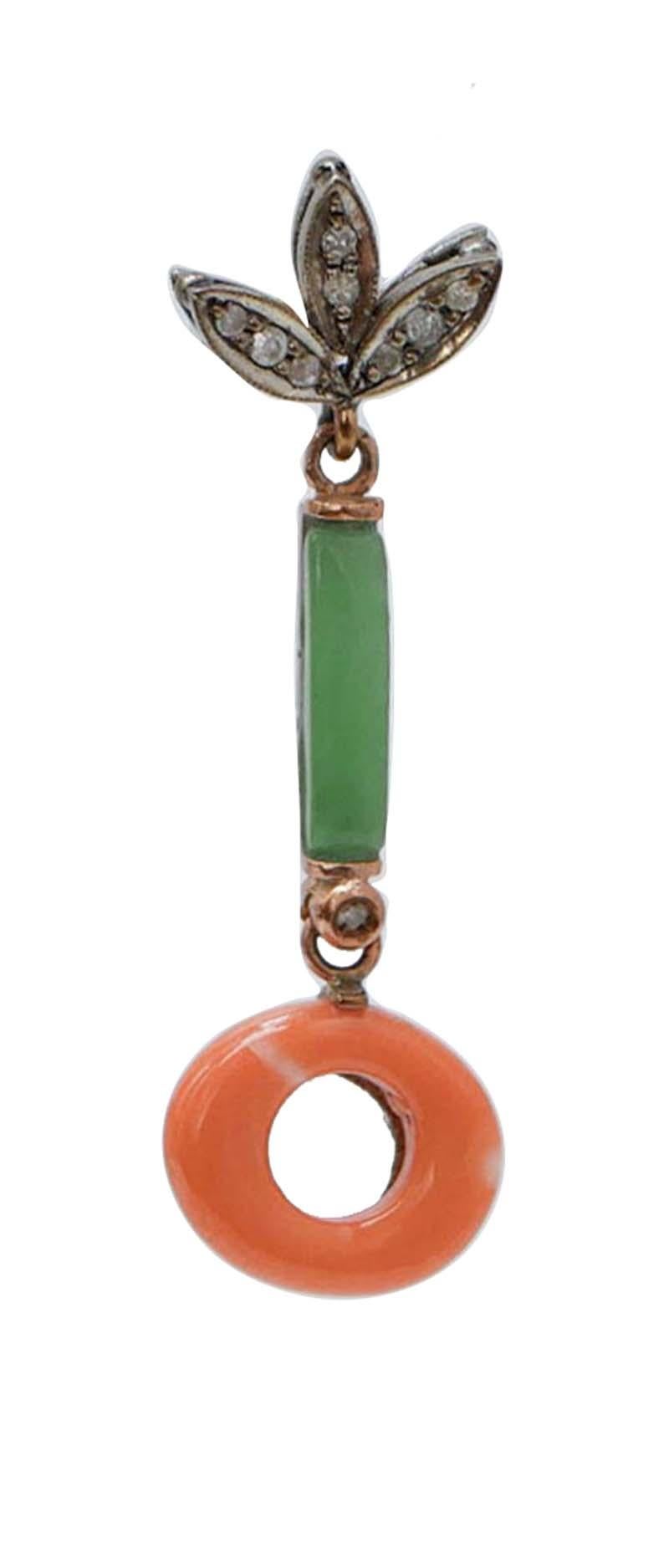 Bello  orecchini in oro rosa 9 kt e struttura in argento montata con tre foglie di diamanti nella parte superiore; al centro, giada e, come pendente, un corallo.
Questi orecchini sono stati realizzati totalmente a mano da maestri orafi italiani e