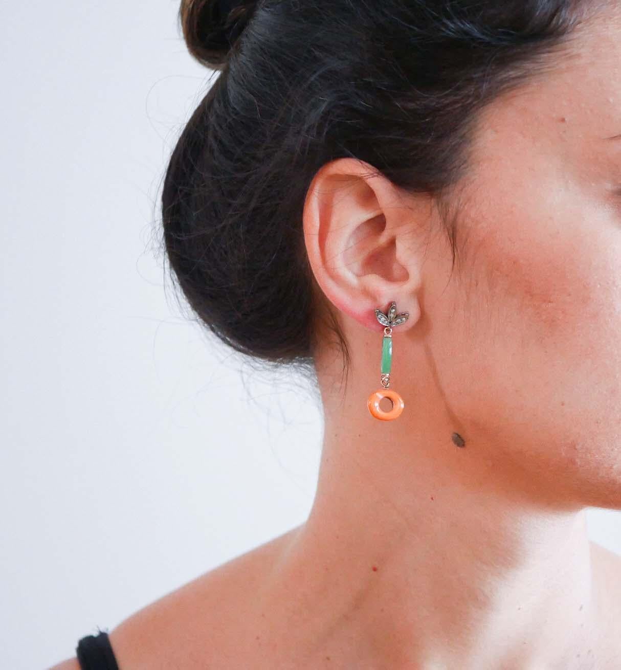 Taglio misto Orecchini pendenti in corallo, giada, diamanti, oro rosa e argento. in vendita