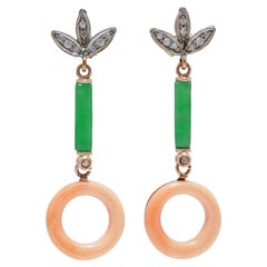 Orecchini pendenti in corallo, giada, diamanti, oro rosa e argento.