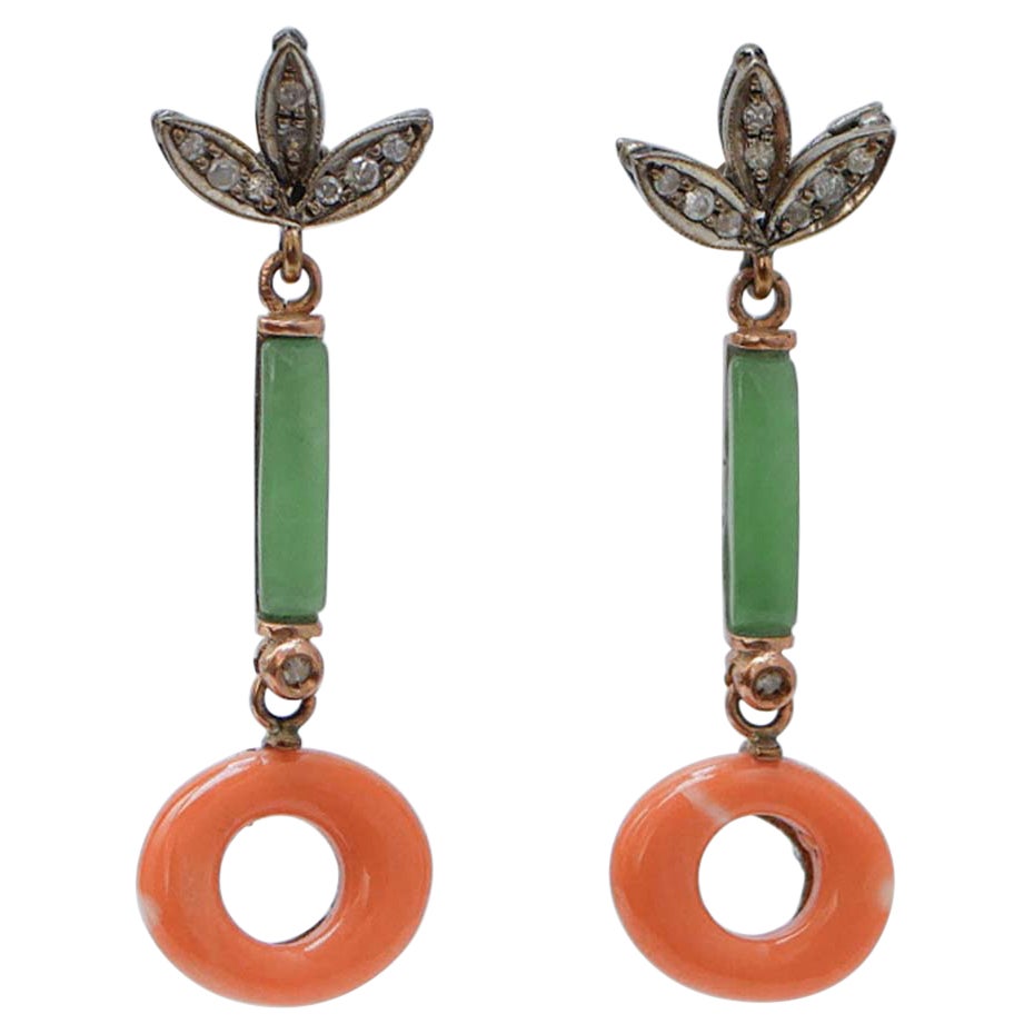 Orecchini pendenti in corallo, giada, diamanti, oro rosa e argento.