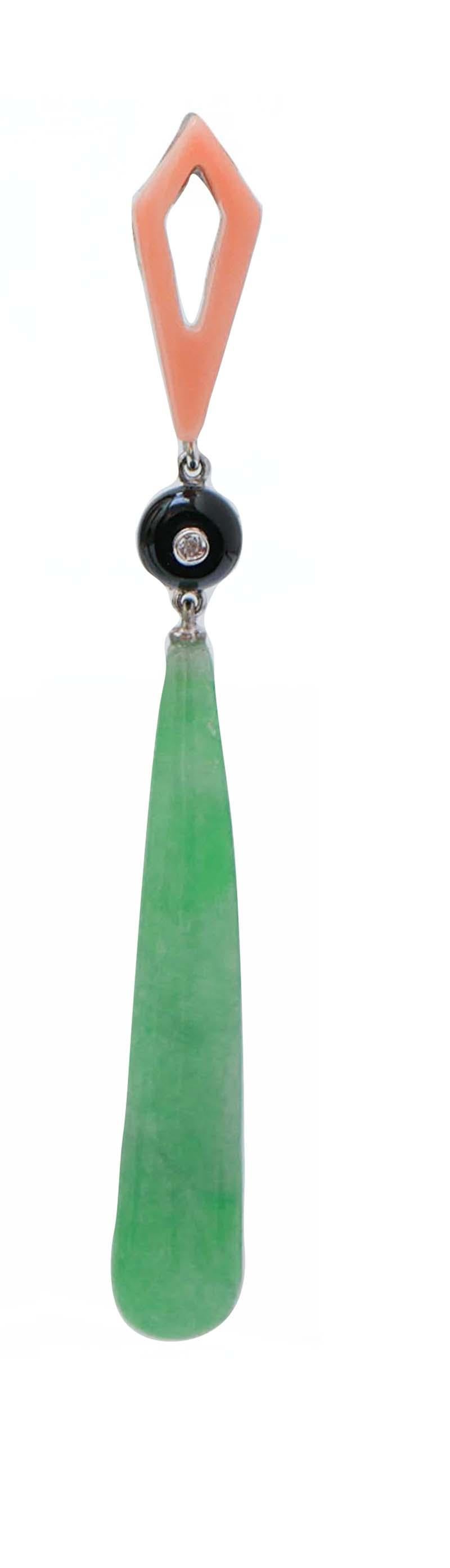 Fantastic dangle earrings in platinum structure mounted with a coral in the upper part; in the middle, an onyx with a diamond and, as pendant, a drop jade.
These earrings were totally handmade by Italian master goldsmiths and they are in perfect