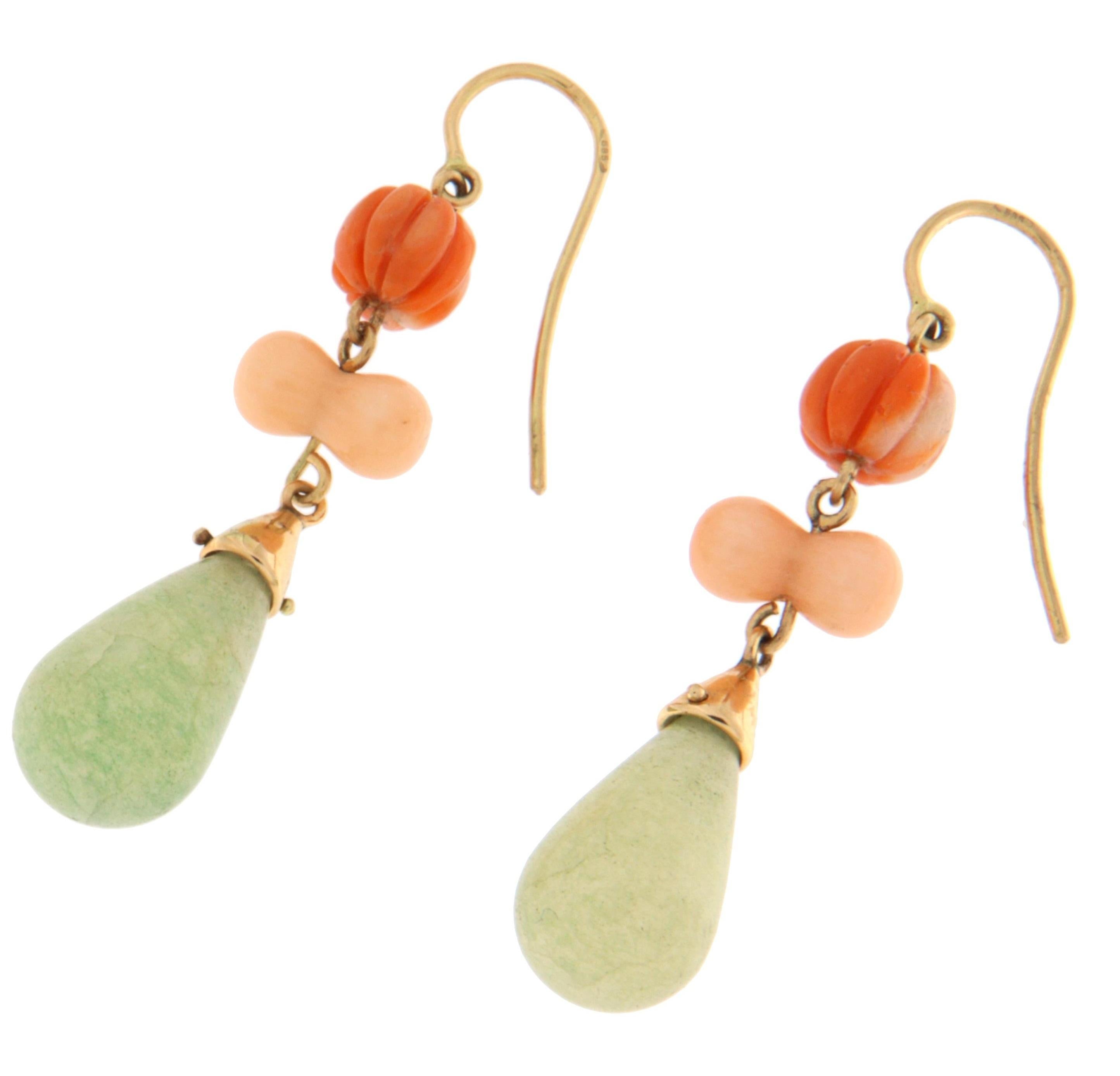 Retro Chic: orecchini pendenti in oro 14kt, corallo intagliato e giada
Abbraccia il fascino vintage con questi orecchini pendenti di squisita fattura. Un vero e proprio pezzo forte, caratterizzato da un'accattivante miscela di gemme naturali e