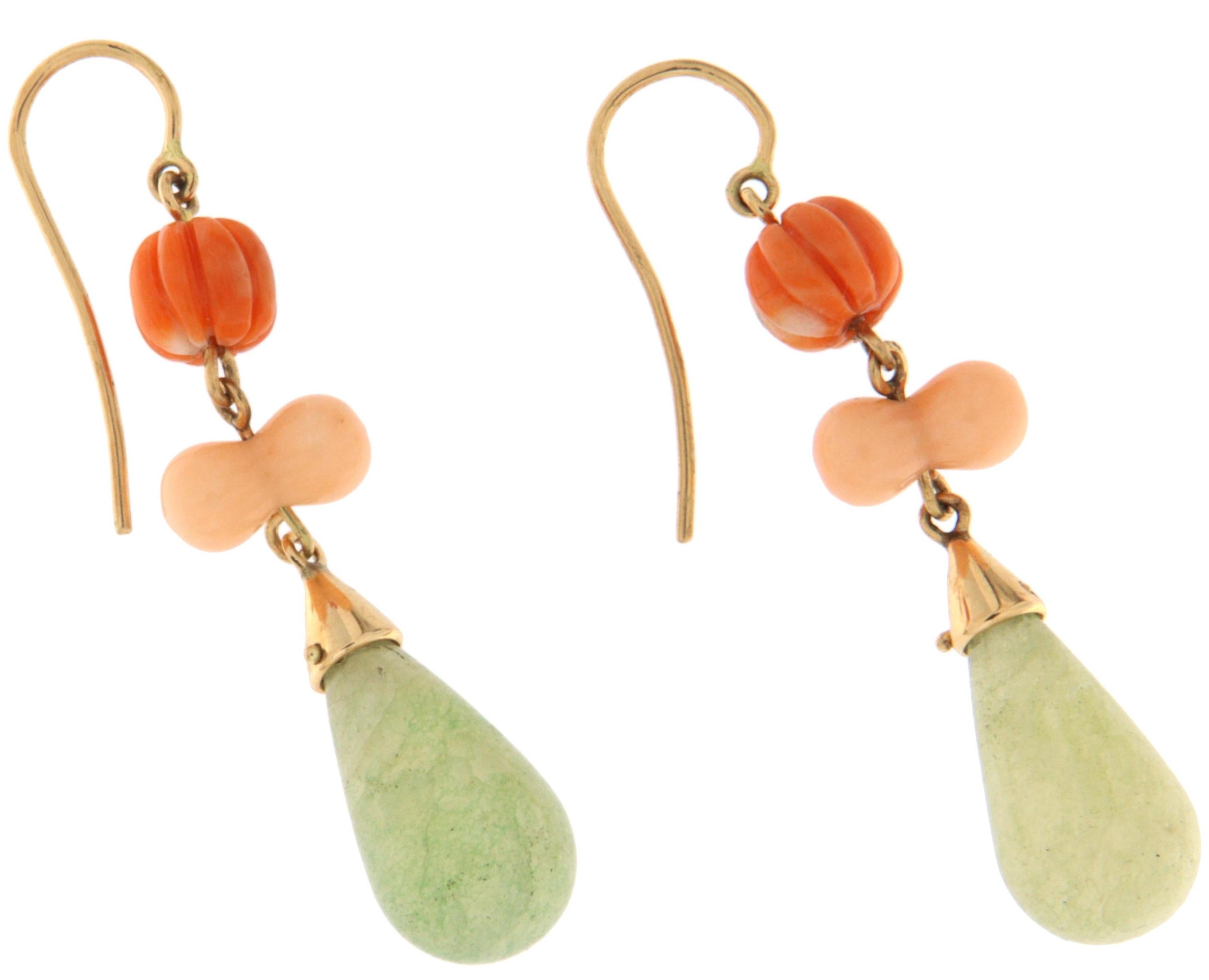 Rétro Orecchini pendenti di corallo e giada in oro giallo 14 kt in vendita