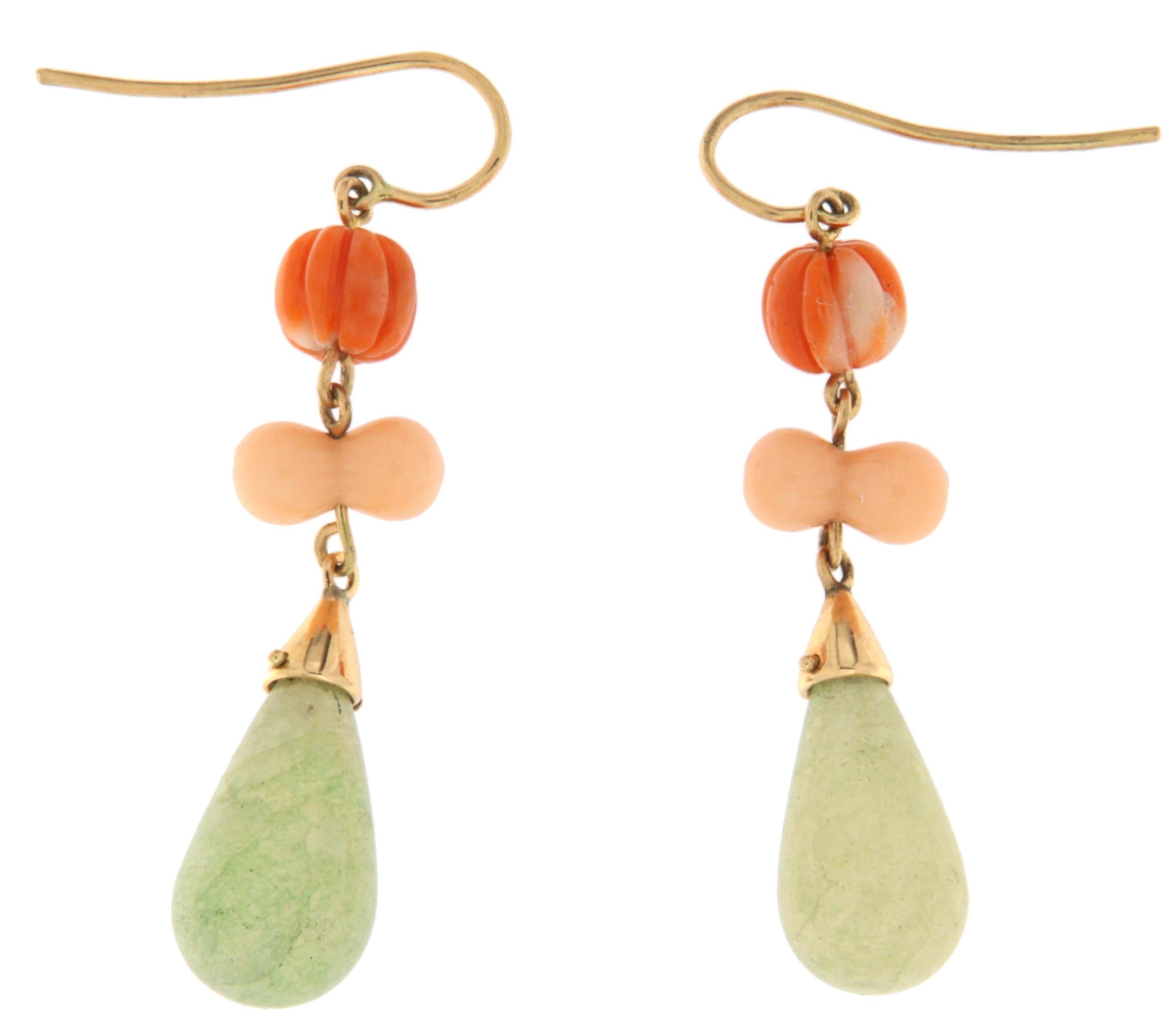 Taglio misto Orecchini pendenti di corallo e giada in oro giallo 14 kt in vendita