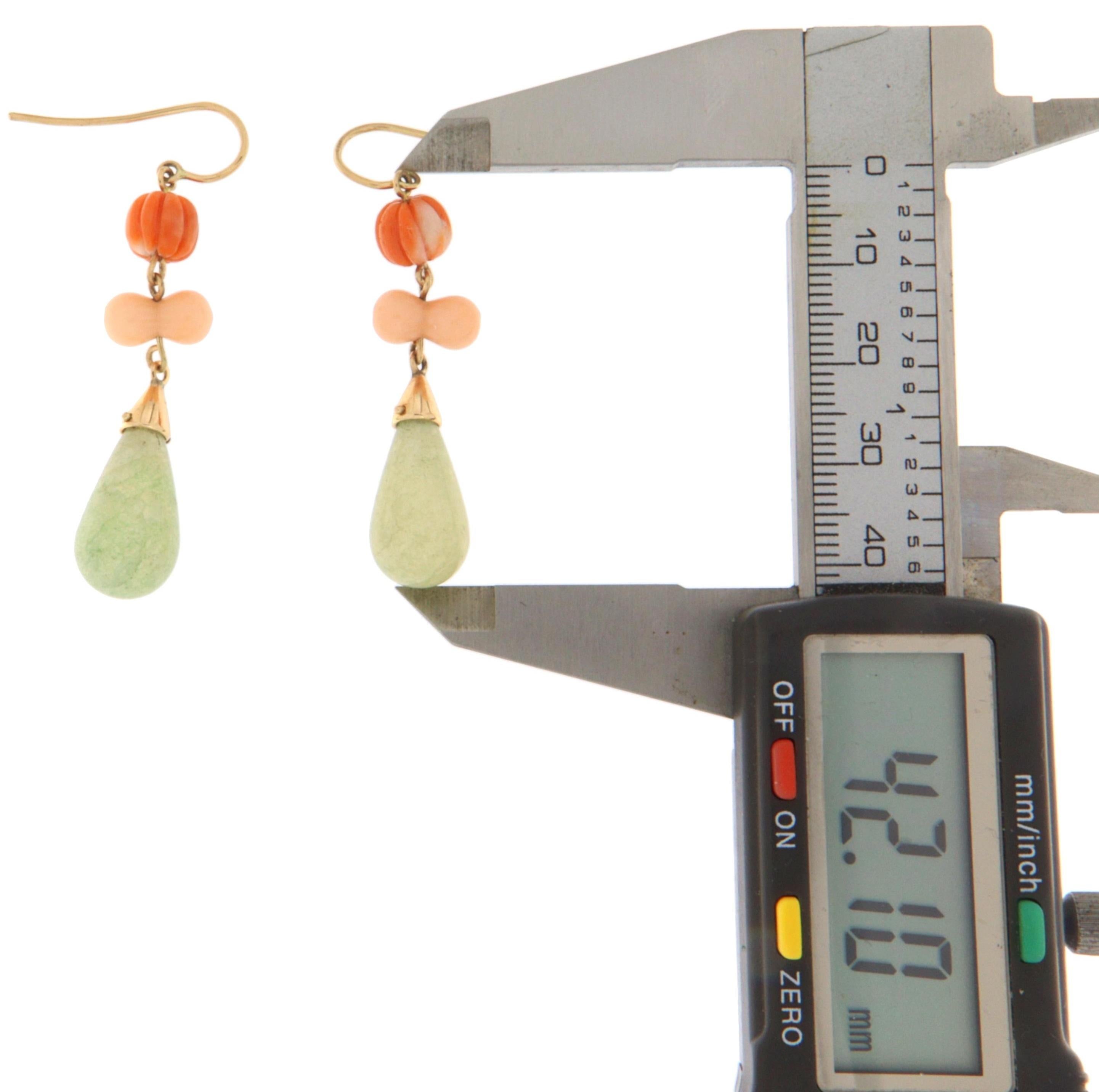 Orecchini pendenti di corallo e giada in oro giallo 14 kt In condizioni Nuovo in vendita a Marcianise, IT