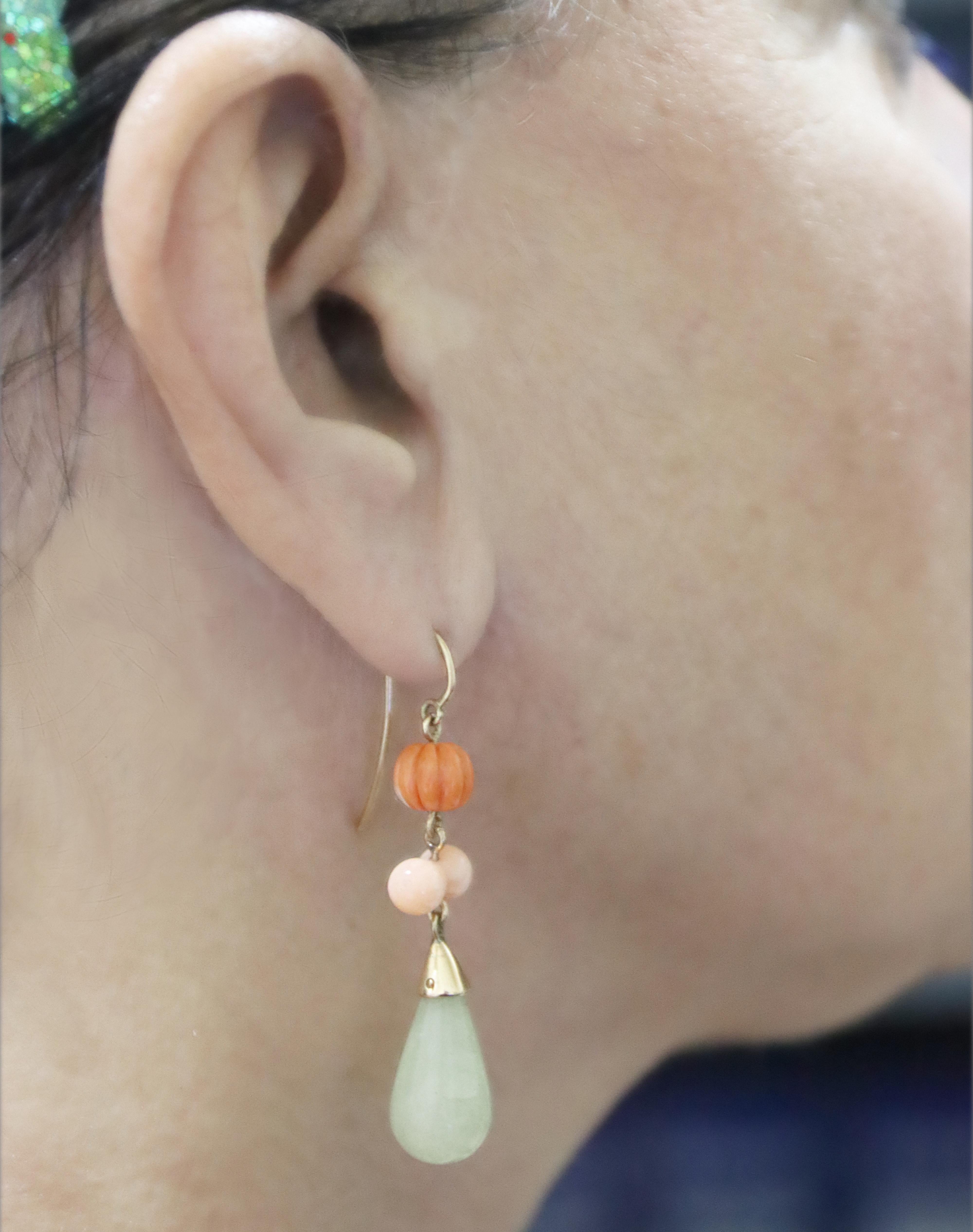 Donna Orecchini pendenti di corallo e giada in oro giallo 14 kt in vendita
