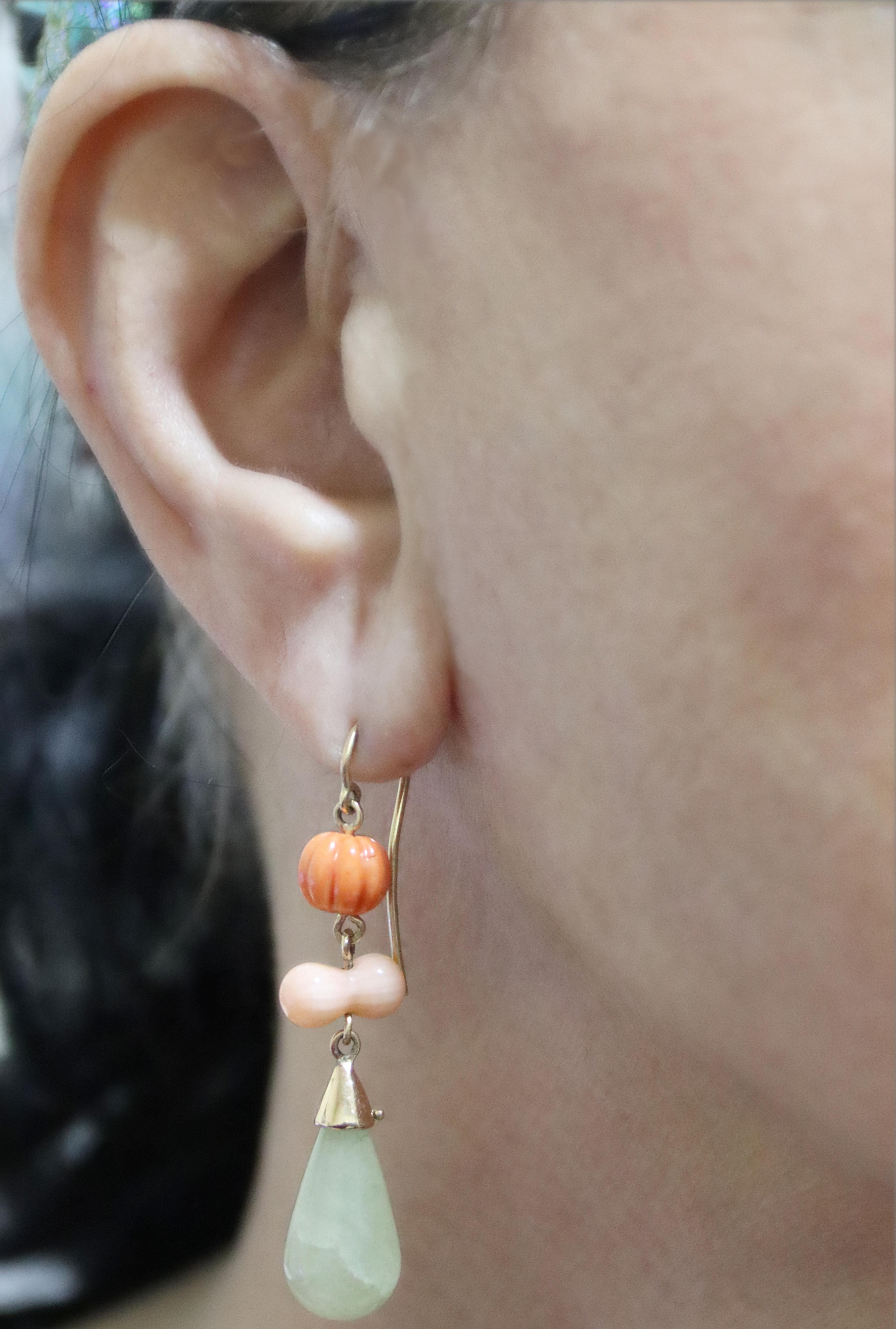 Orecchini pendenti di corallo e giada in oro giallo 14 kt in vendita 1
