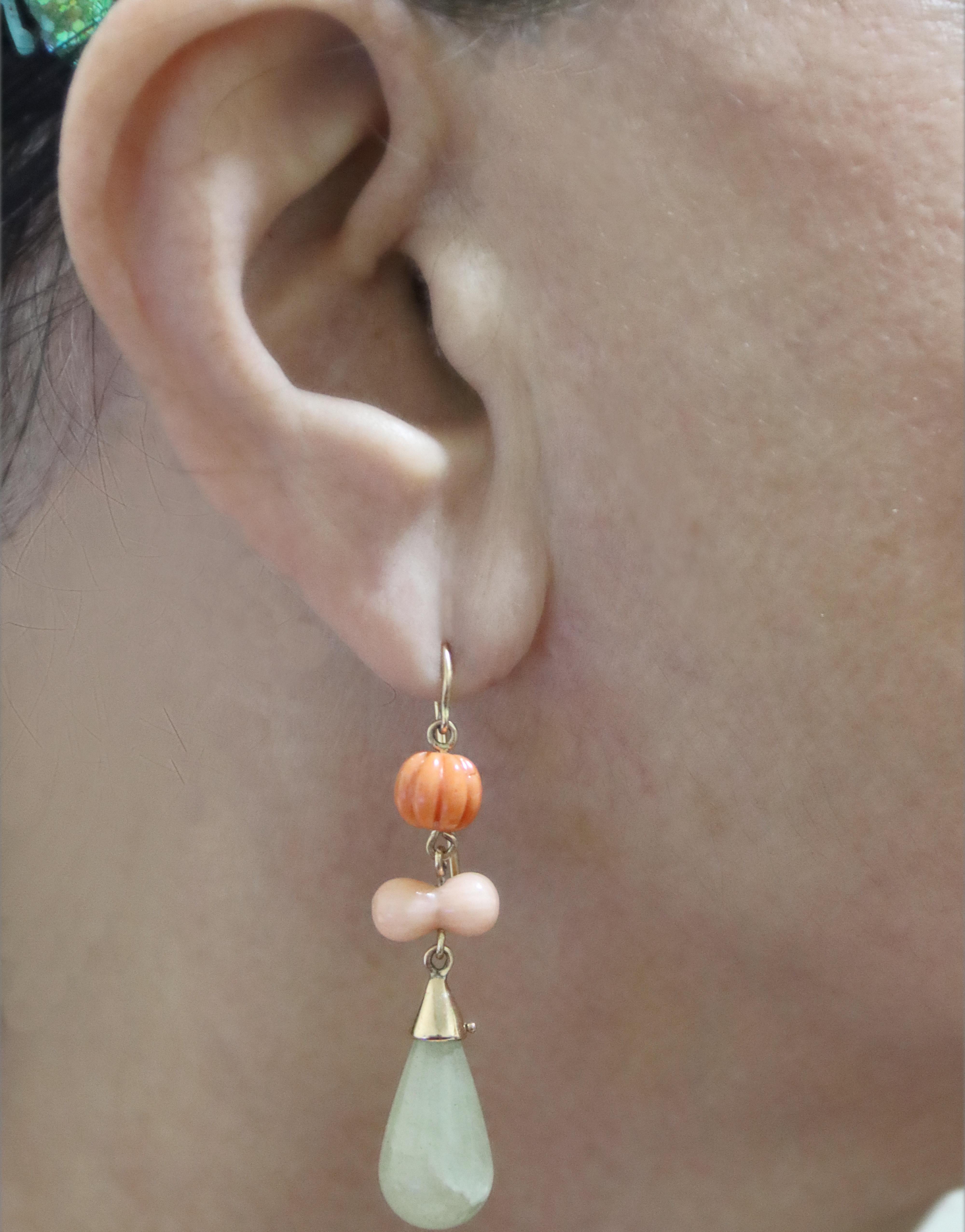 Orecchini pendenti di corallo e giada in oro giallo 14 kt in vendita 2