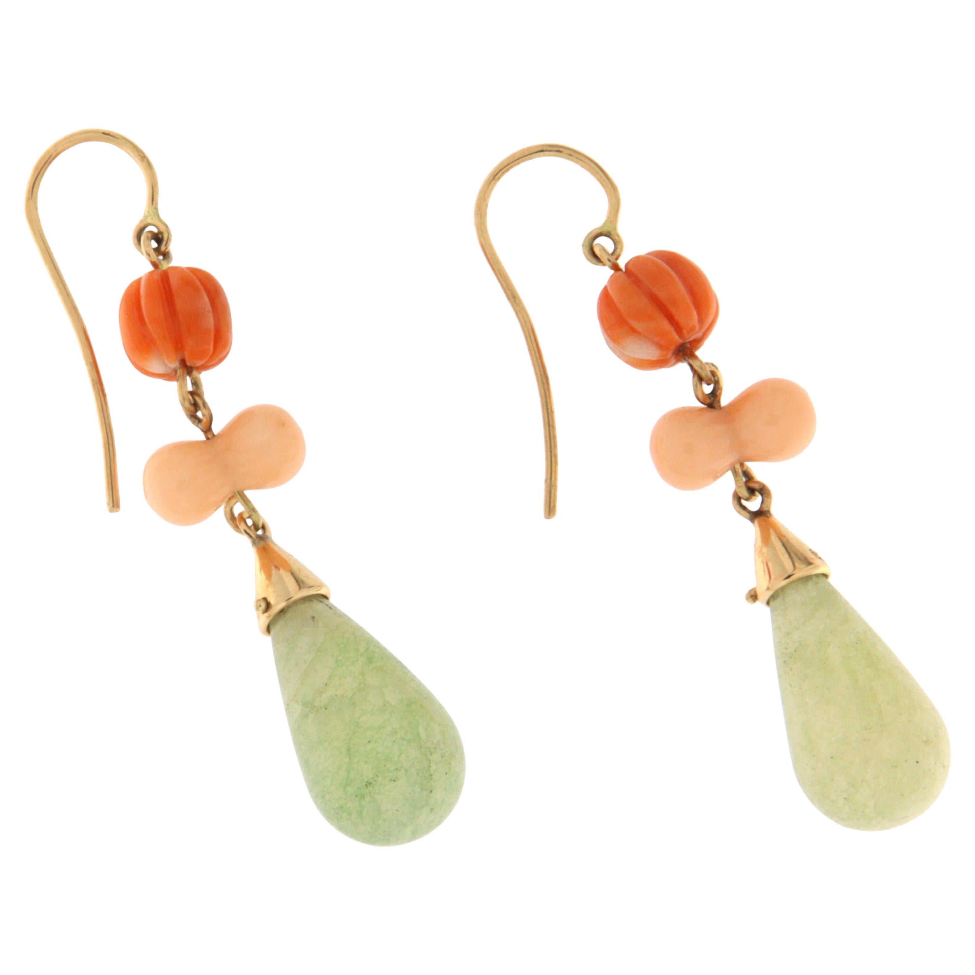 Orecchini pendenti di corallo e giada in oro giallo 14 kt in vendita