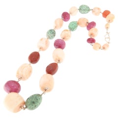 Collier en or jaune 9 carats avec chaîne en corail, jaspe, zoisite et rubis 