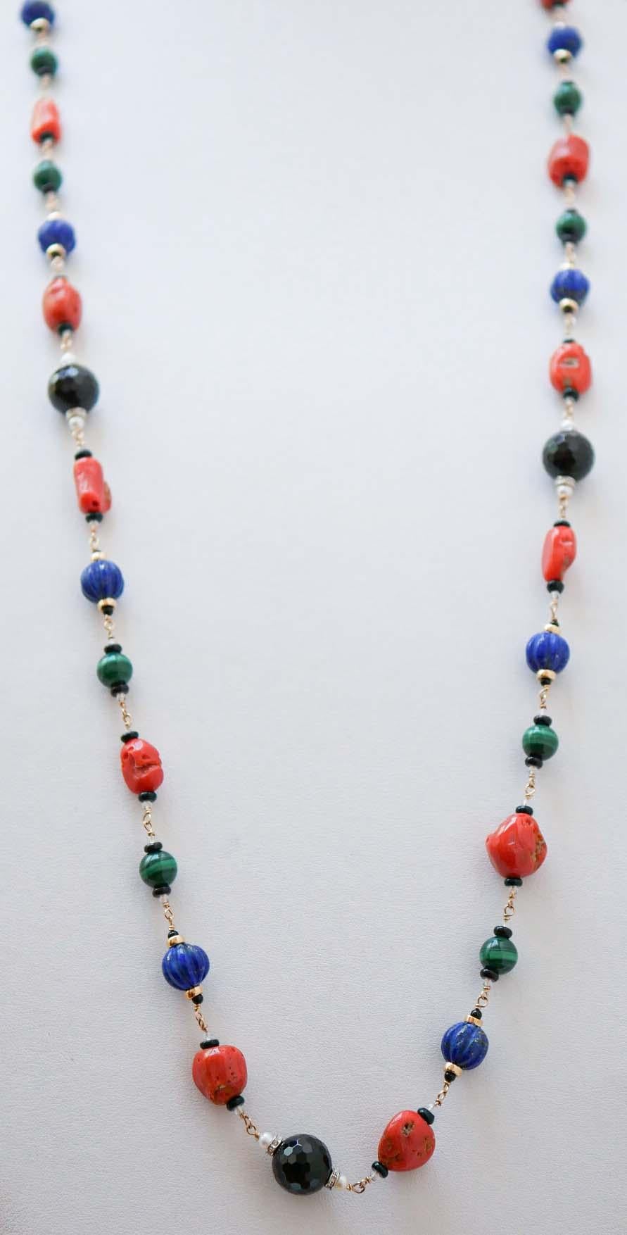 Beautiful necklace in 9 kt rose gold structure mounted with sections of lapis, coral, malakite, onyx, pearls and rock crystal.
Between of them, structures in 9 kt white gold studded with diamonds and structures in 14 kt rose gold.
This necklace was
