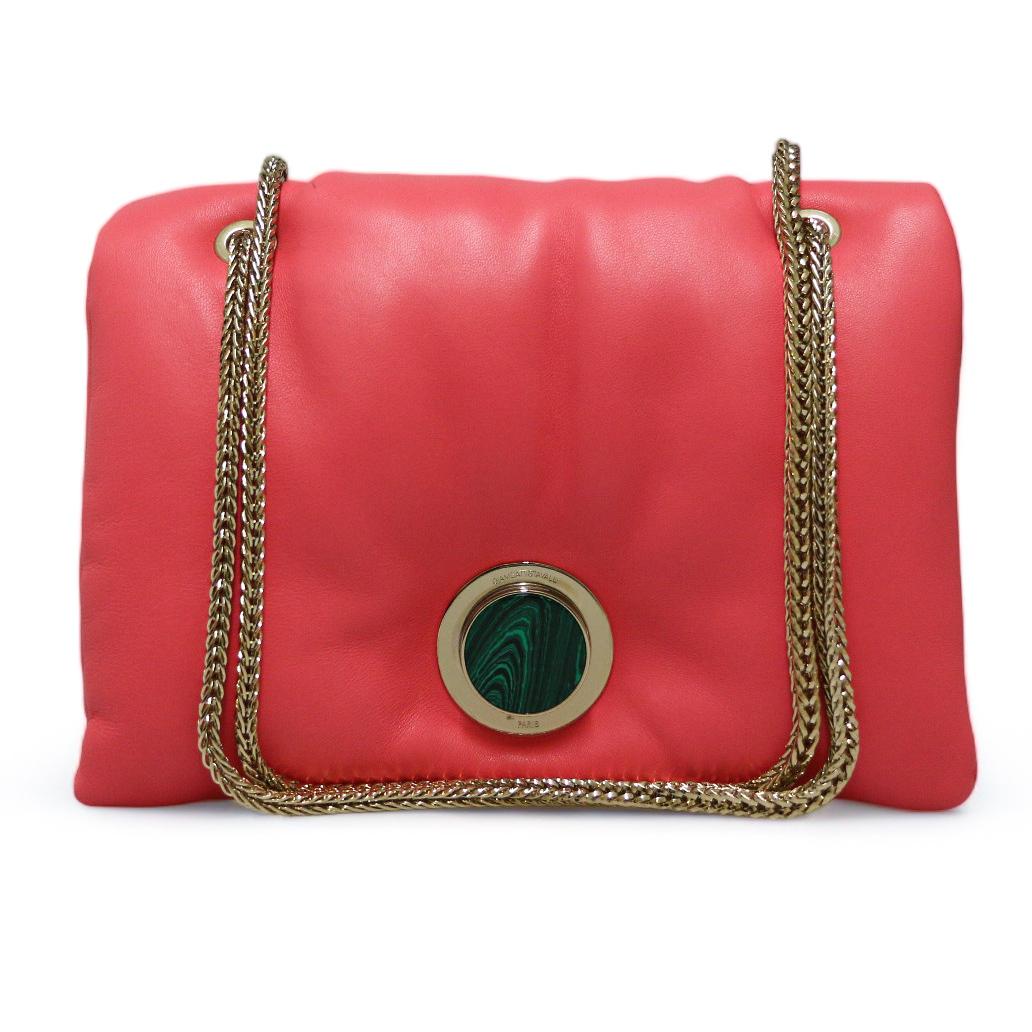 Emblematic GIAMBATISTA VALLI Airbag bag in coral leather
Condition: excellent
Made in Italy
Gender: woman
Model: Airbag
Material: soft leather
Interior: leather
Color: coral
Dimensions: 24 x 18 x 12 cm
Shoulder strap: single 98 cm, double 56