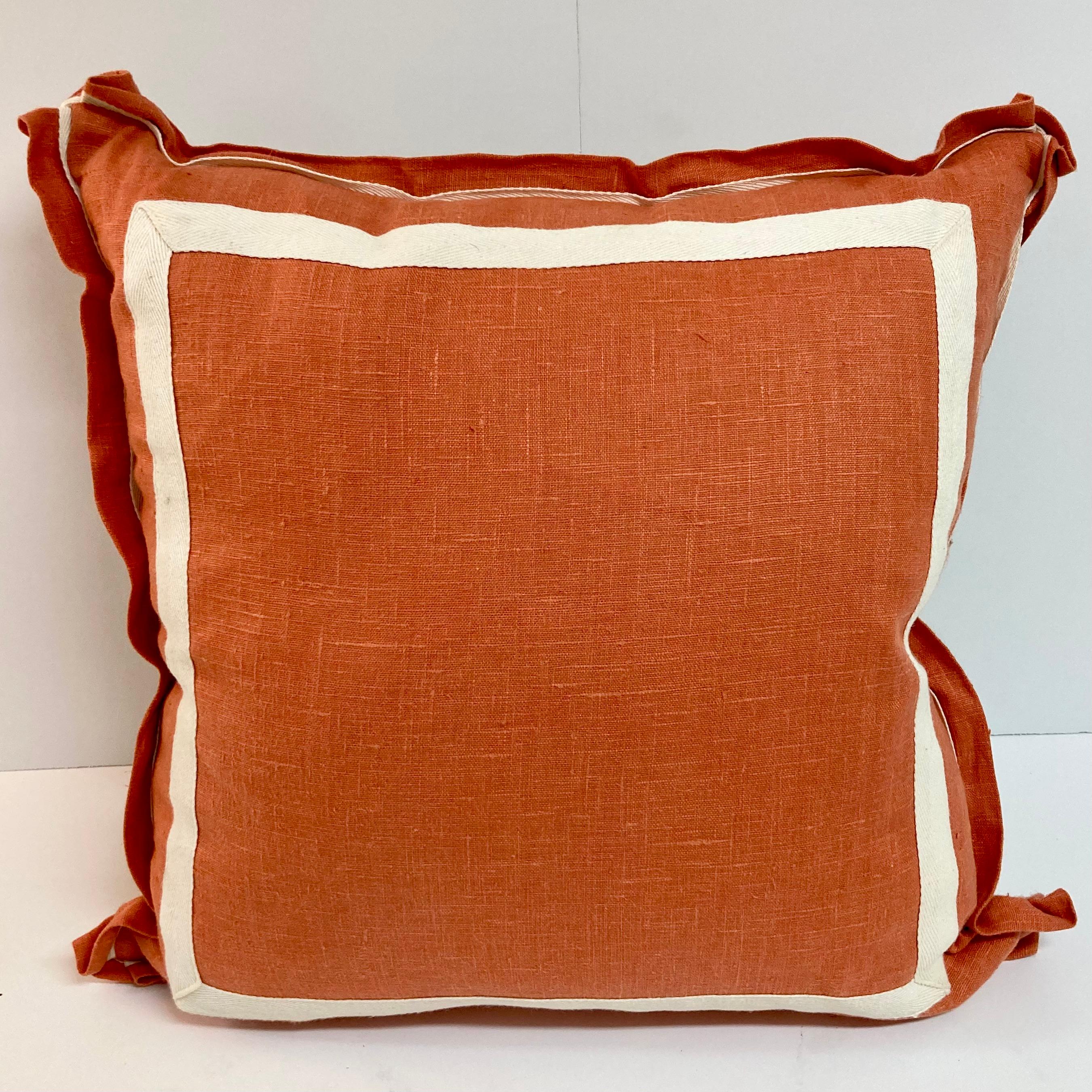 Koralle Leinen Geometrische Kissen (Hollywood Regency) im Angebot