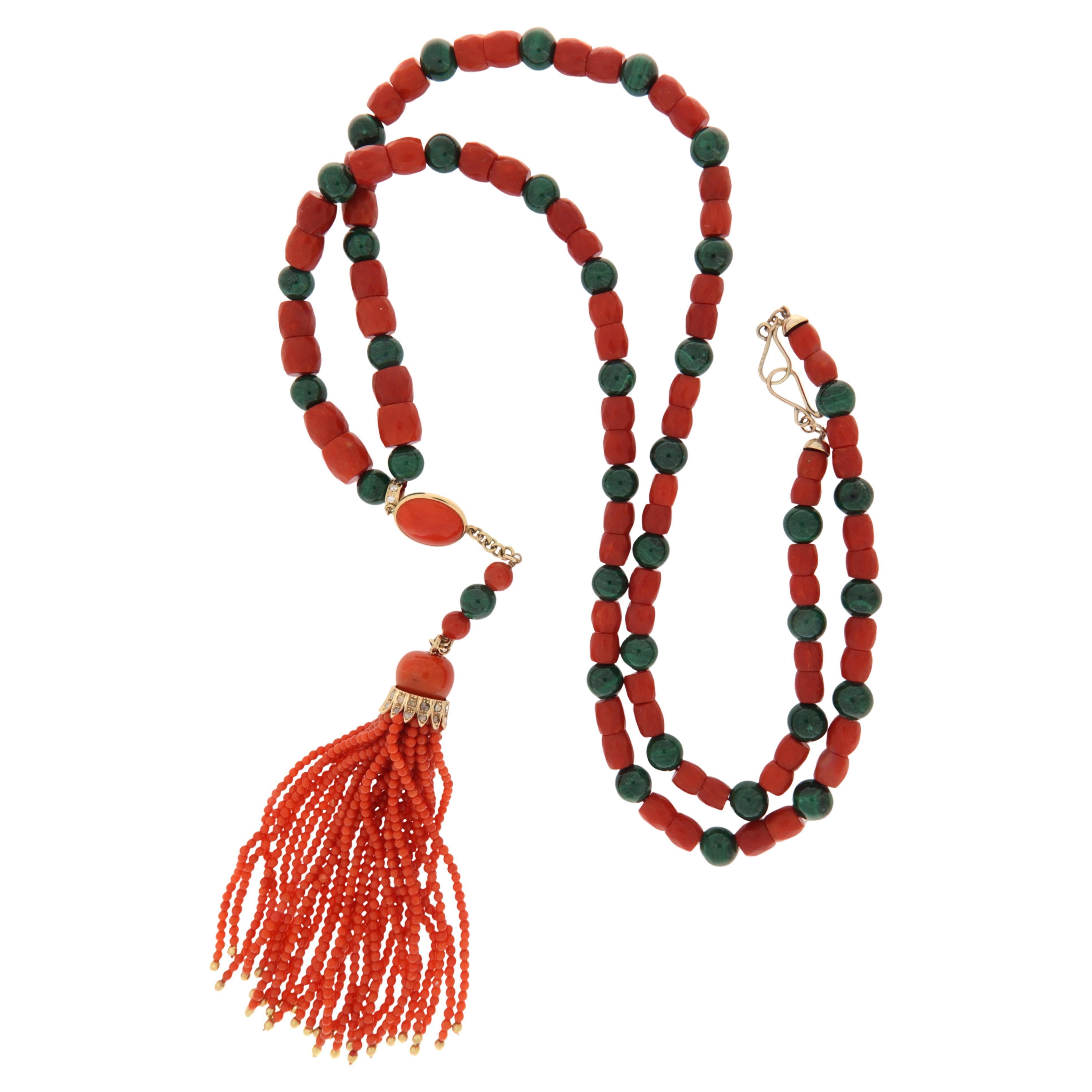 Superbe collier en or jaune 9 carats, un bijou unique qui allie l'éclat du corail, la profondeur de la malachite et la brillance intemporelle des diamants. Son design se distingue par un jeu harmonieux de couleurs et de matériaux, capable de capter