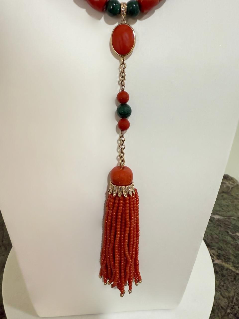 Taille brillant Collier en or jaune 9 carats avec perles de corail, malachite et diamants en vente