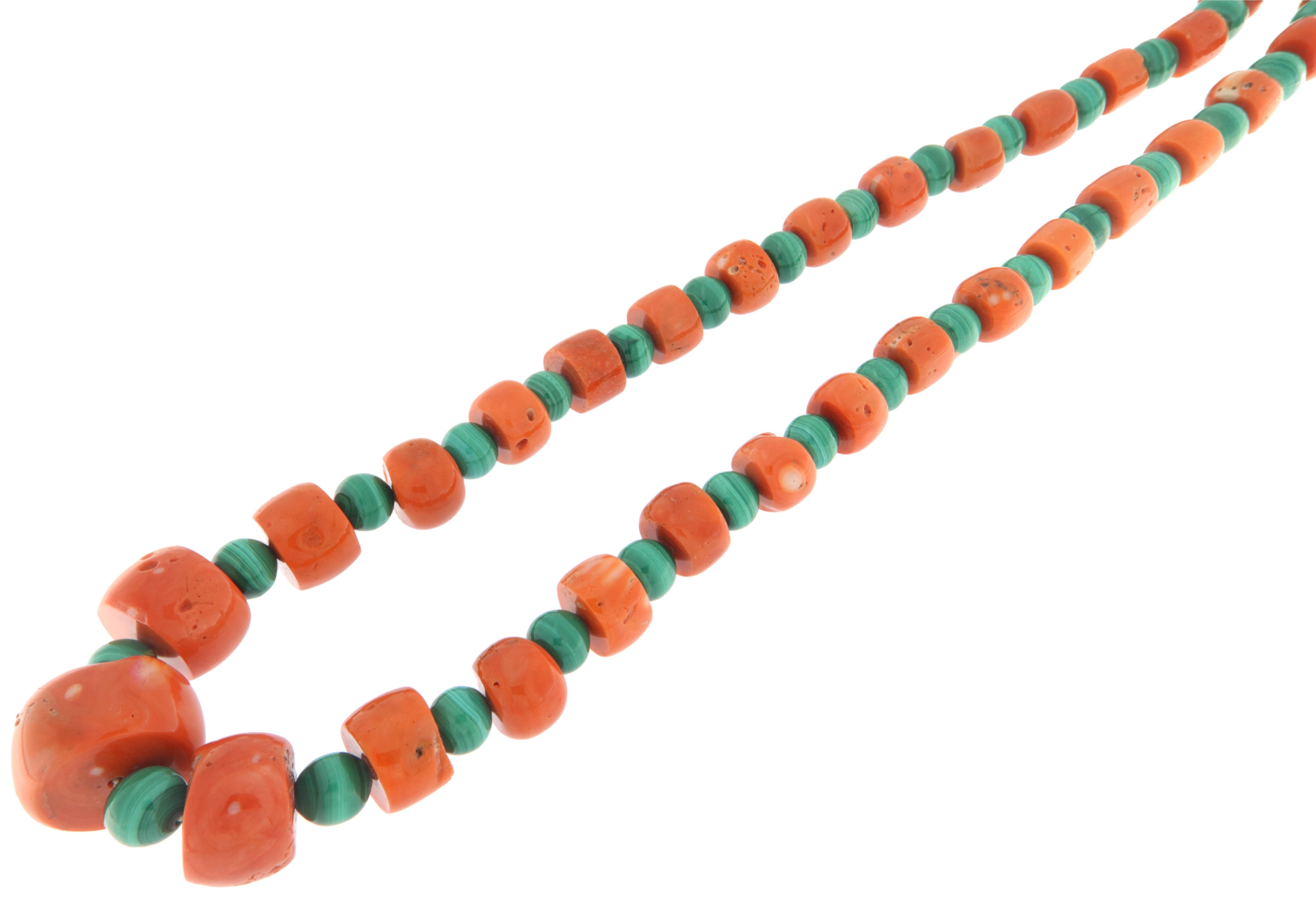 Una splendida collana dal design esclusivo che combina il calore del corallo con le vibranti sfumature verdi della malachite, creando un mix perfetto per un gioiello che emana eleganza e personalità. La collana è composta da elementi di corallo