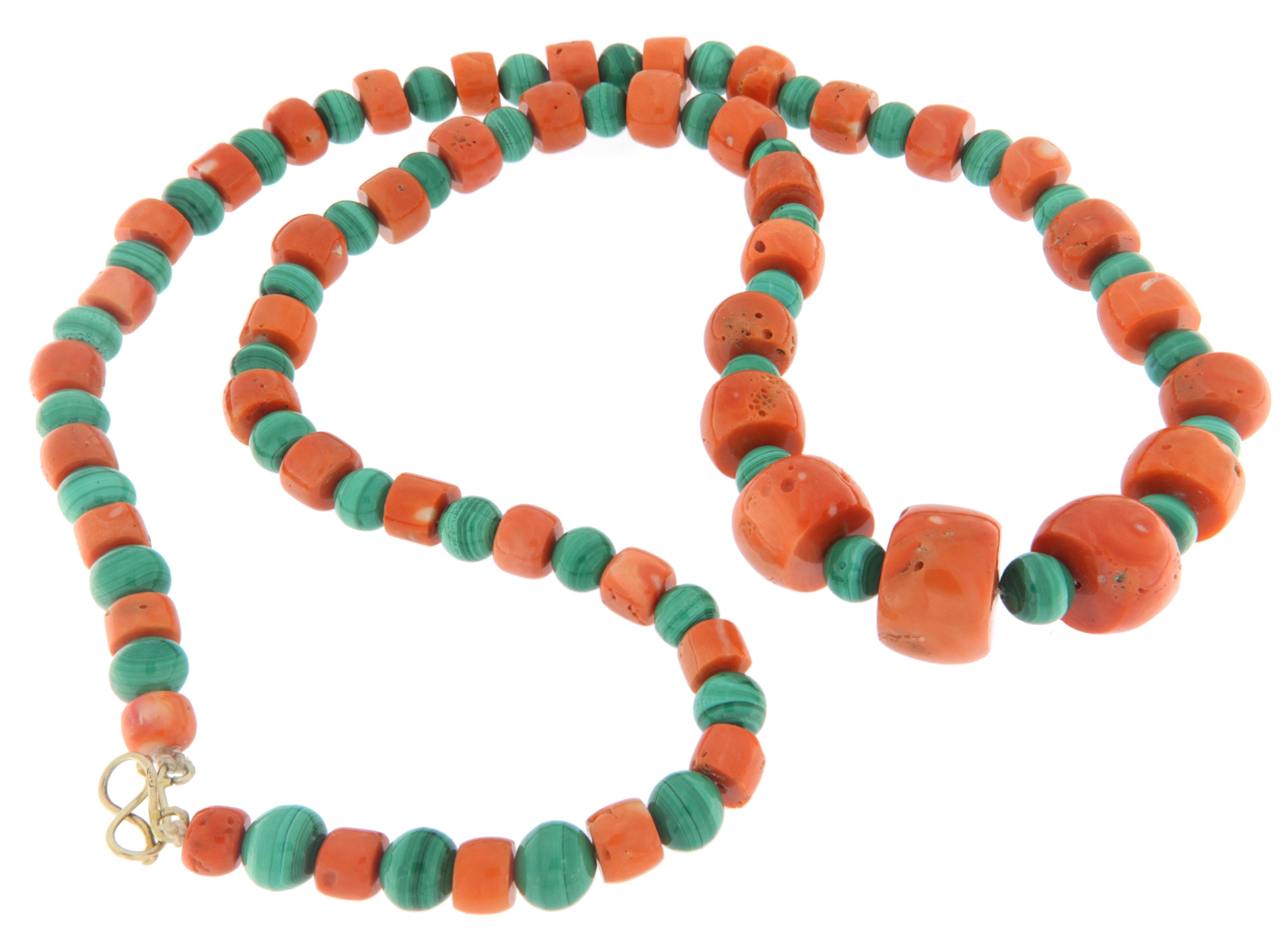 Artigiano Collana di corallo e malachite con perline in argento in vendita
