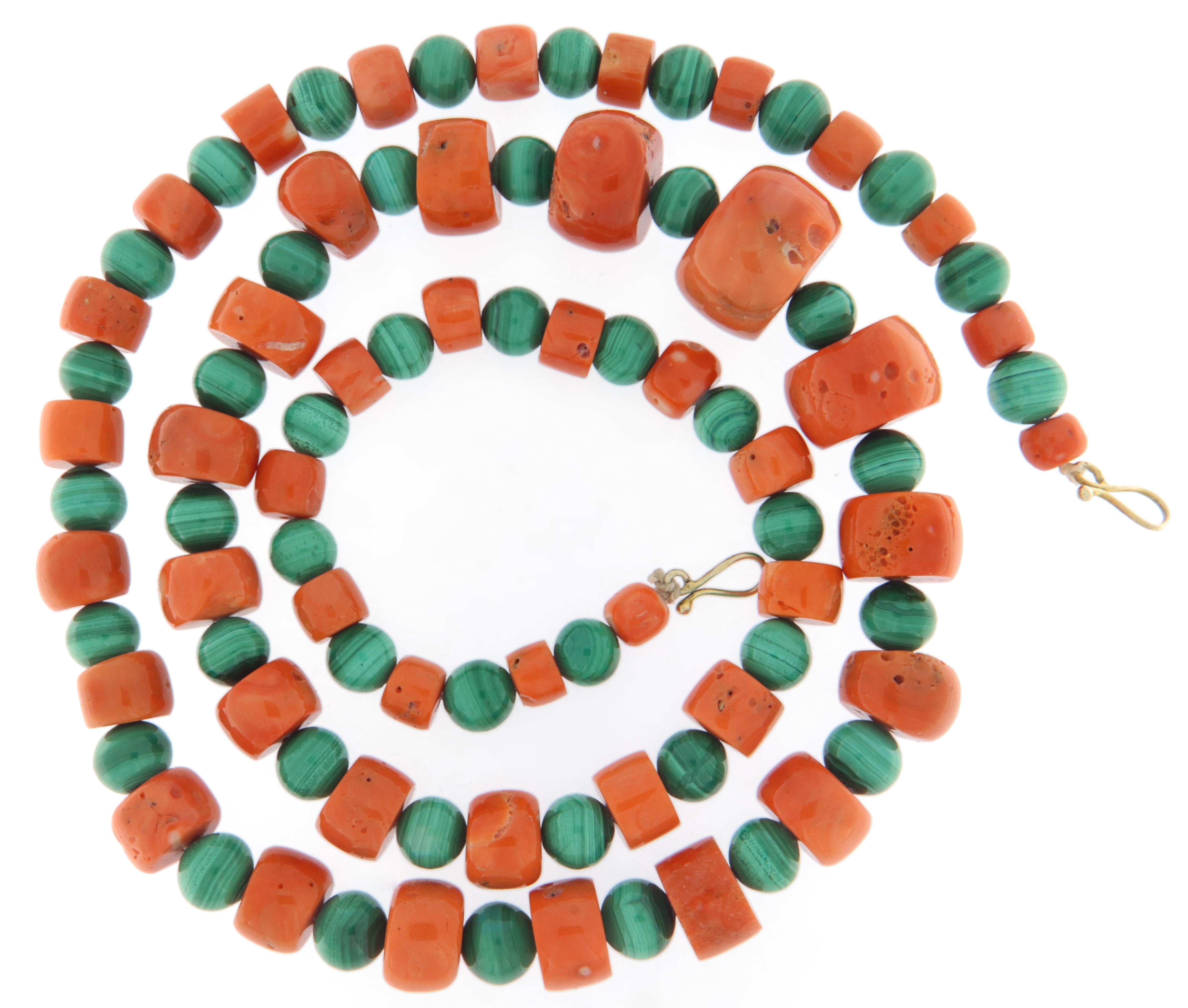 Collana di corallo e malachite con perline in argento In condizioni Nuovo in vendita a Marcianise, IT