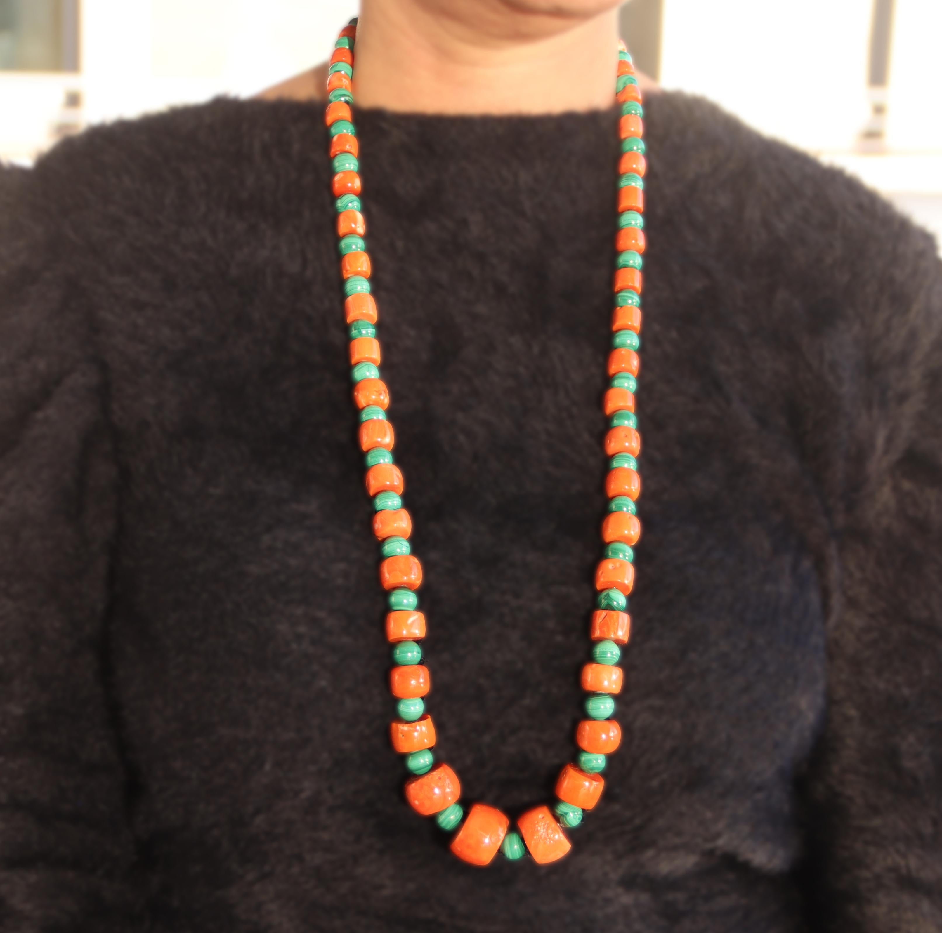 Donna Collana di corallo e malachite con perline in argento in vendita