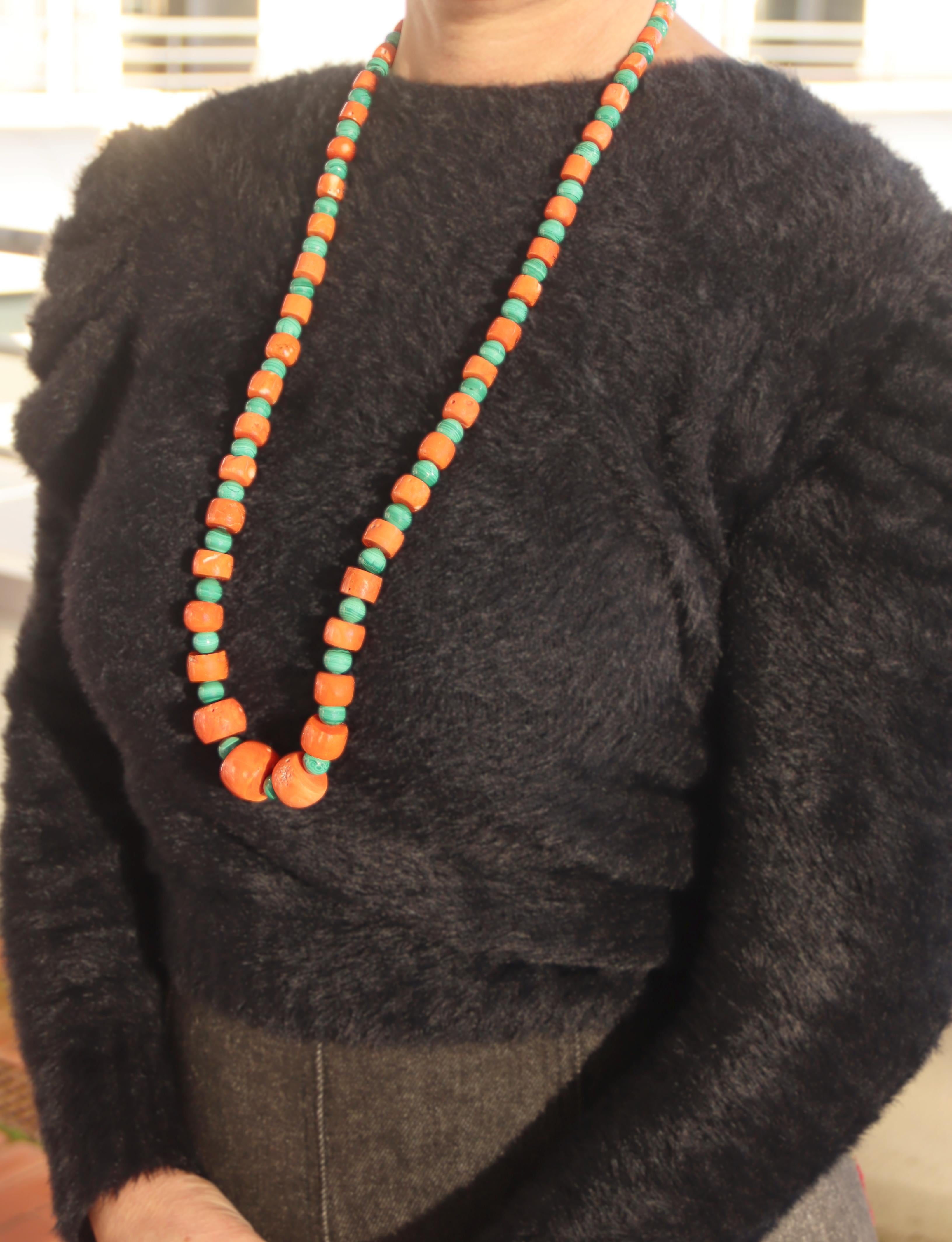 Collana di corallo e malachite con perline in argento in vendita 1