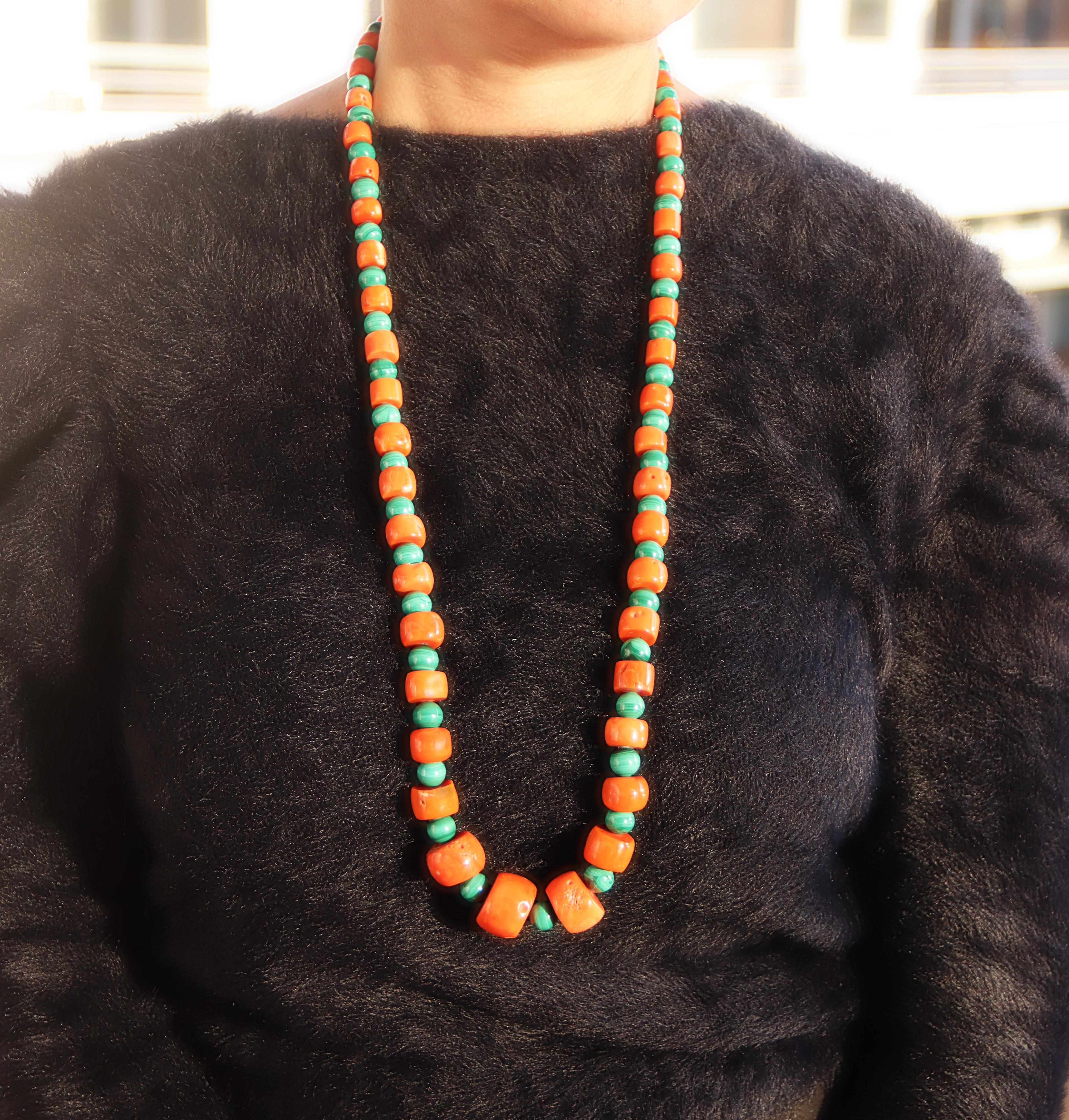 Collana di corallo e malachite con perline in argento in vendita 2