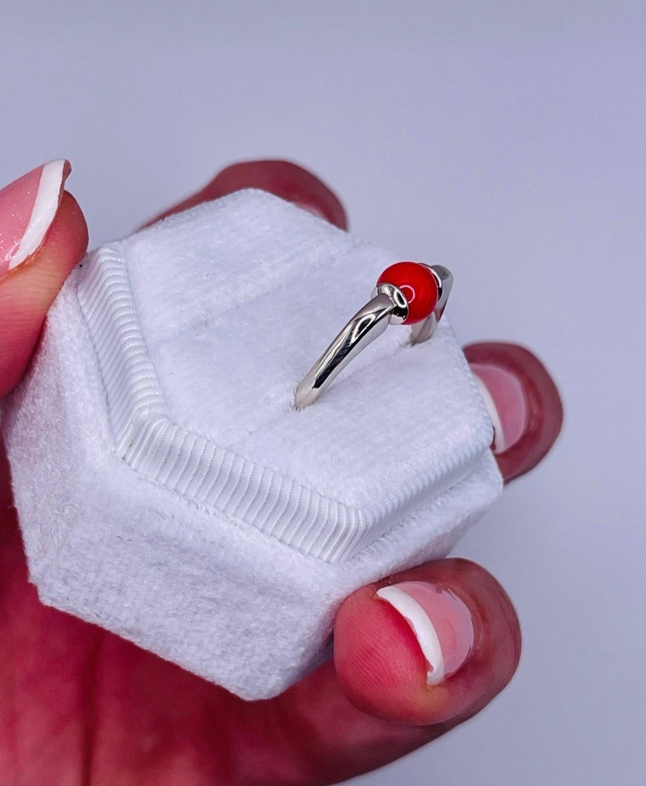 Natürliche rote Koralle mit modernem Design in 18KT Weißgold, Korallen gelten als einer der mächtigsten Edelsteine, der Träger soll eine Koralle tragen, die die Haut berührt und dieser Ring berührt definitiv die Haut einer Person. Der Ring sieht an