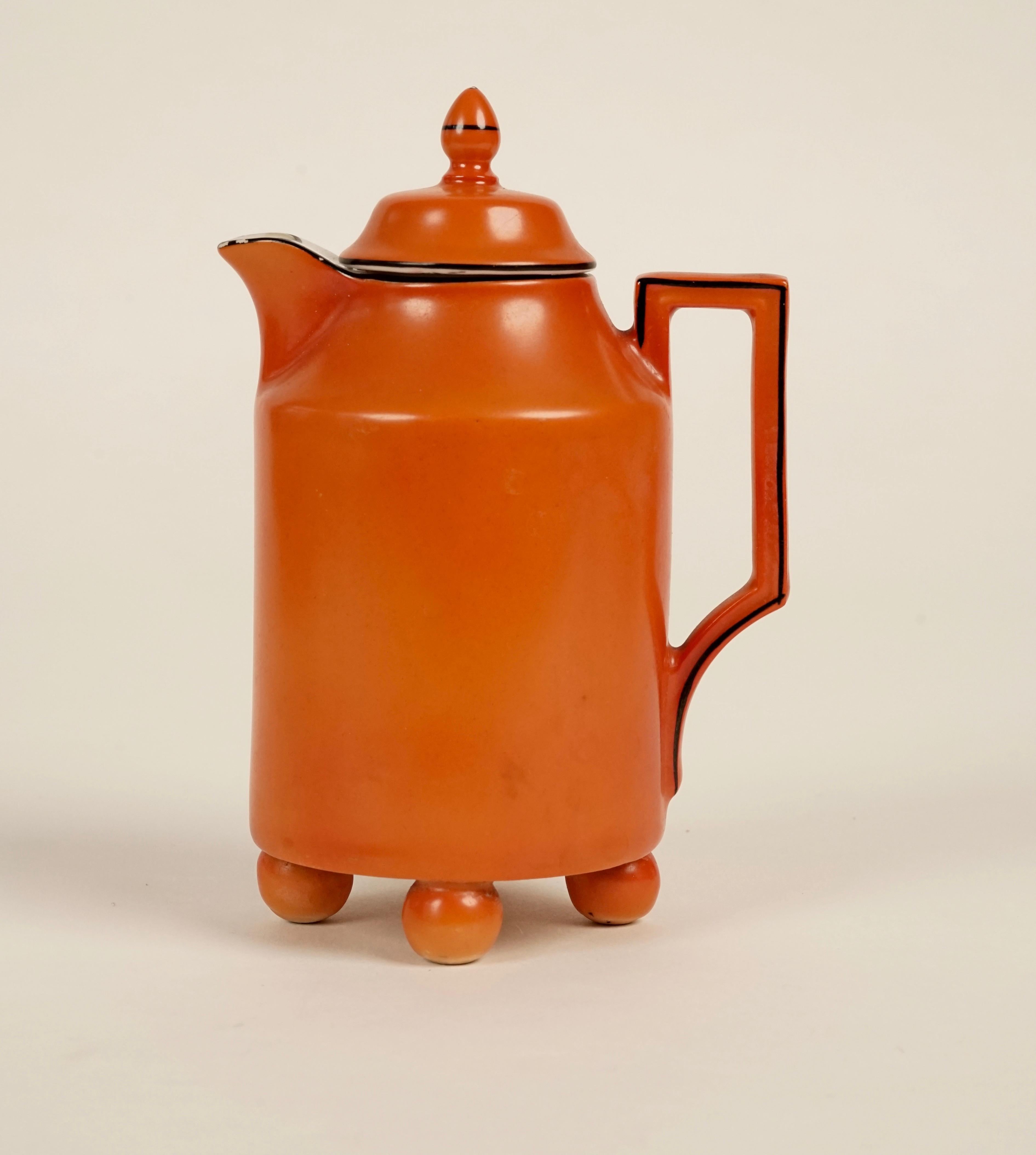 Service Mokka des années 1930, produit par la manufacture de porcelaine Victoria Carlsbad.
Ce set de couleur corail avec lin noir imprimé à la main comprend : 1 cafetière, 3 tasses avec 3 soucoupes, une petite boule pour le sucre et un