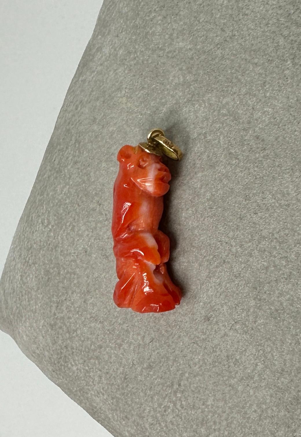 Pendentif breloque singe Art déco ancien en or 18 carats sculpté à la main Unisexe en vente