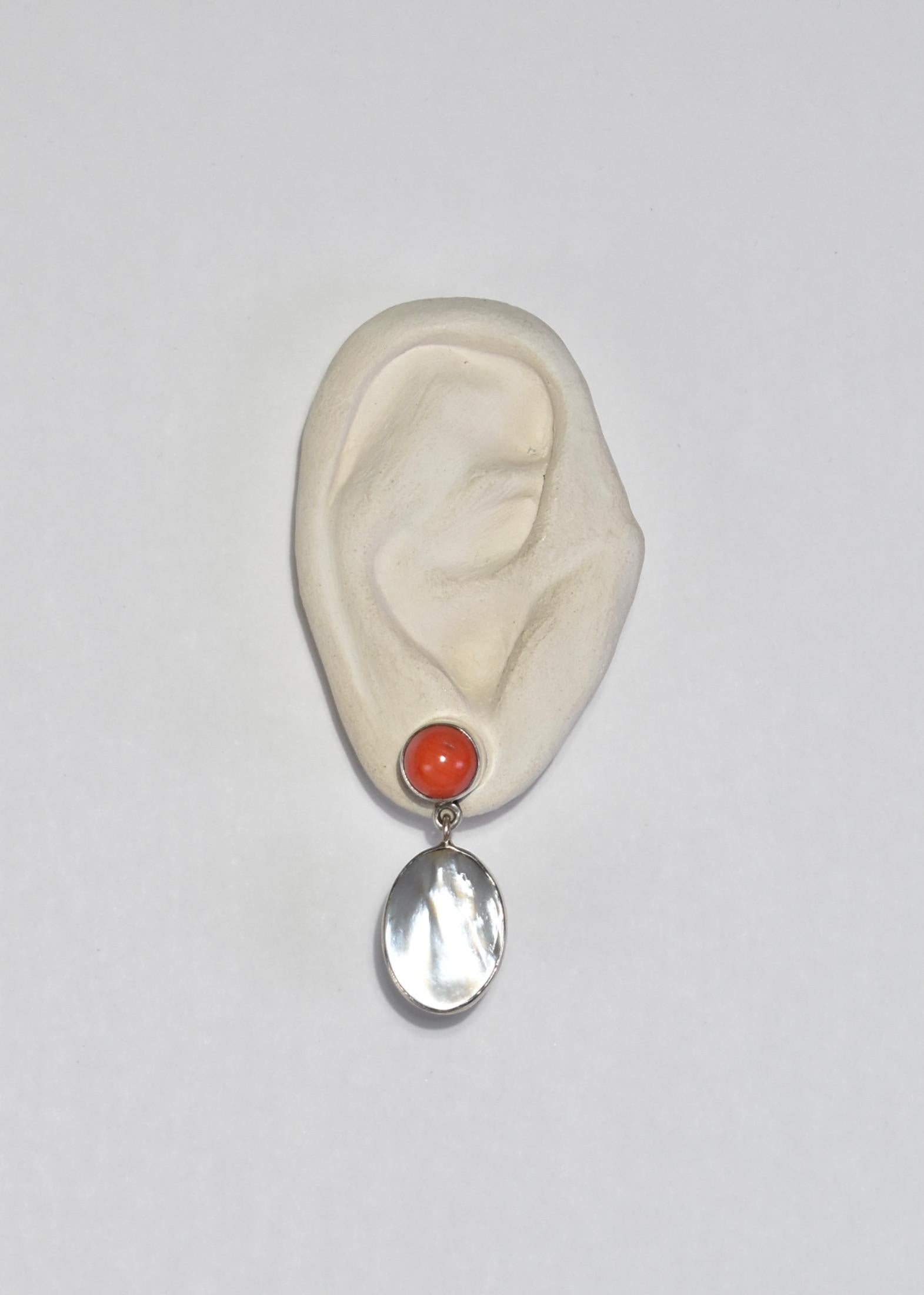 Stunning vintage earrings with coral and mother of pearl detail, pierced. Stamped 925.

Material: Sterling silver, mother of pearl, coral.