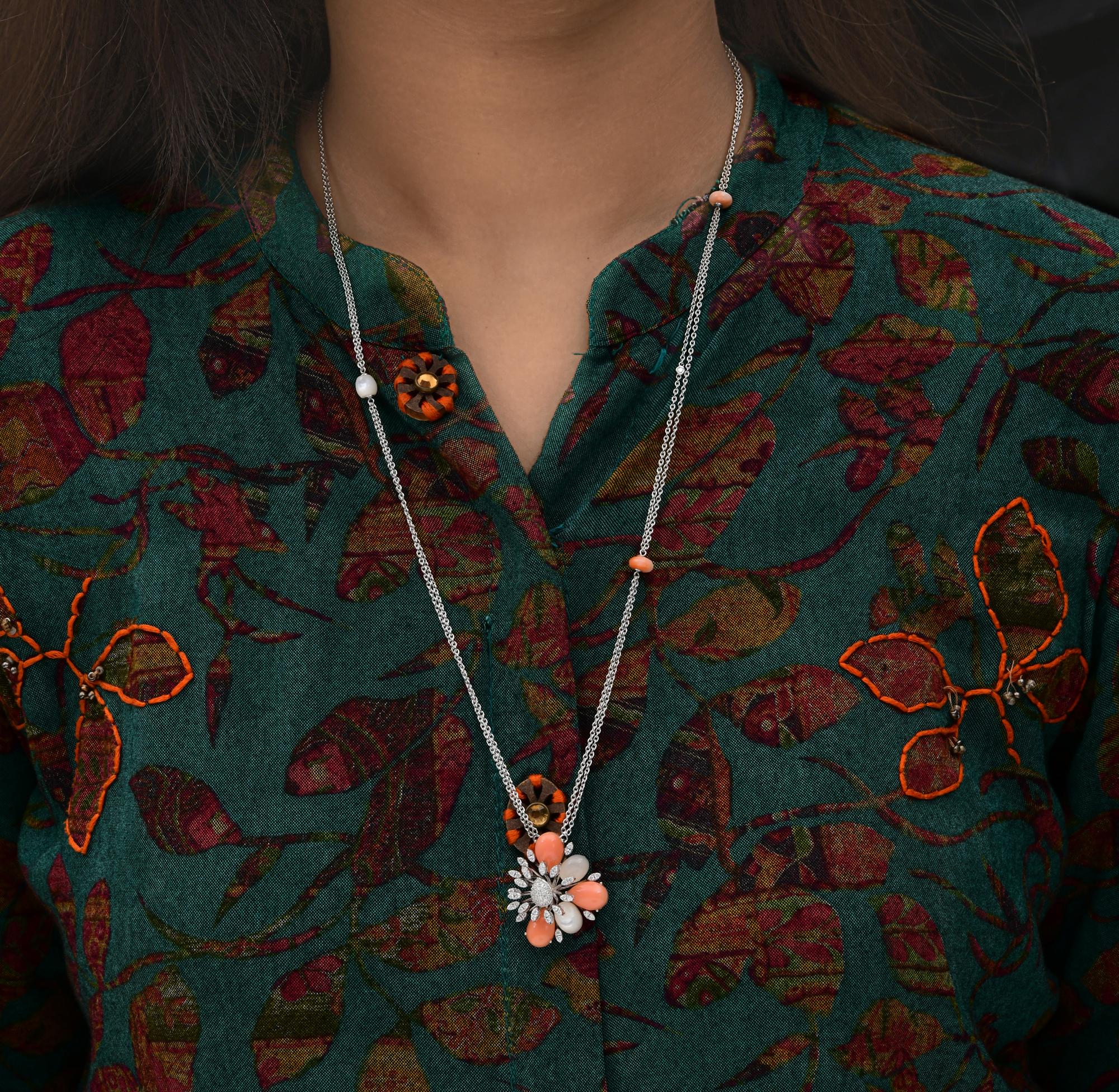 Corail Nacre Pendentif Pierres Gemmes SI/H Collier Diamant Or blanc 18 carats Neuf - En vente à Diera, Dubai