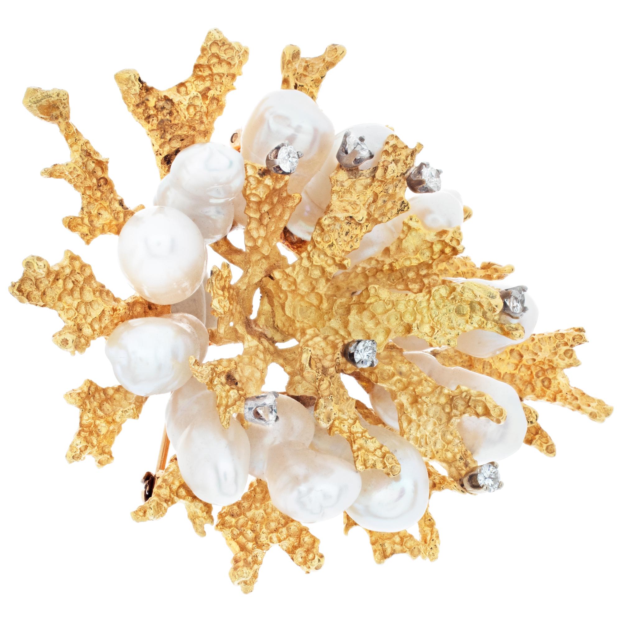Coral Motif Diamond and Pearl Brooch in 18k Yellow Gold, 1.00 Carat in Diamonds In Excellent Condition For Sale In Surfside, FL