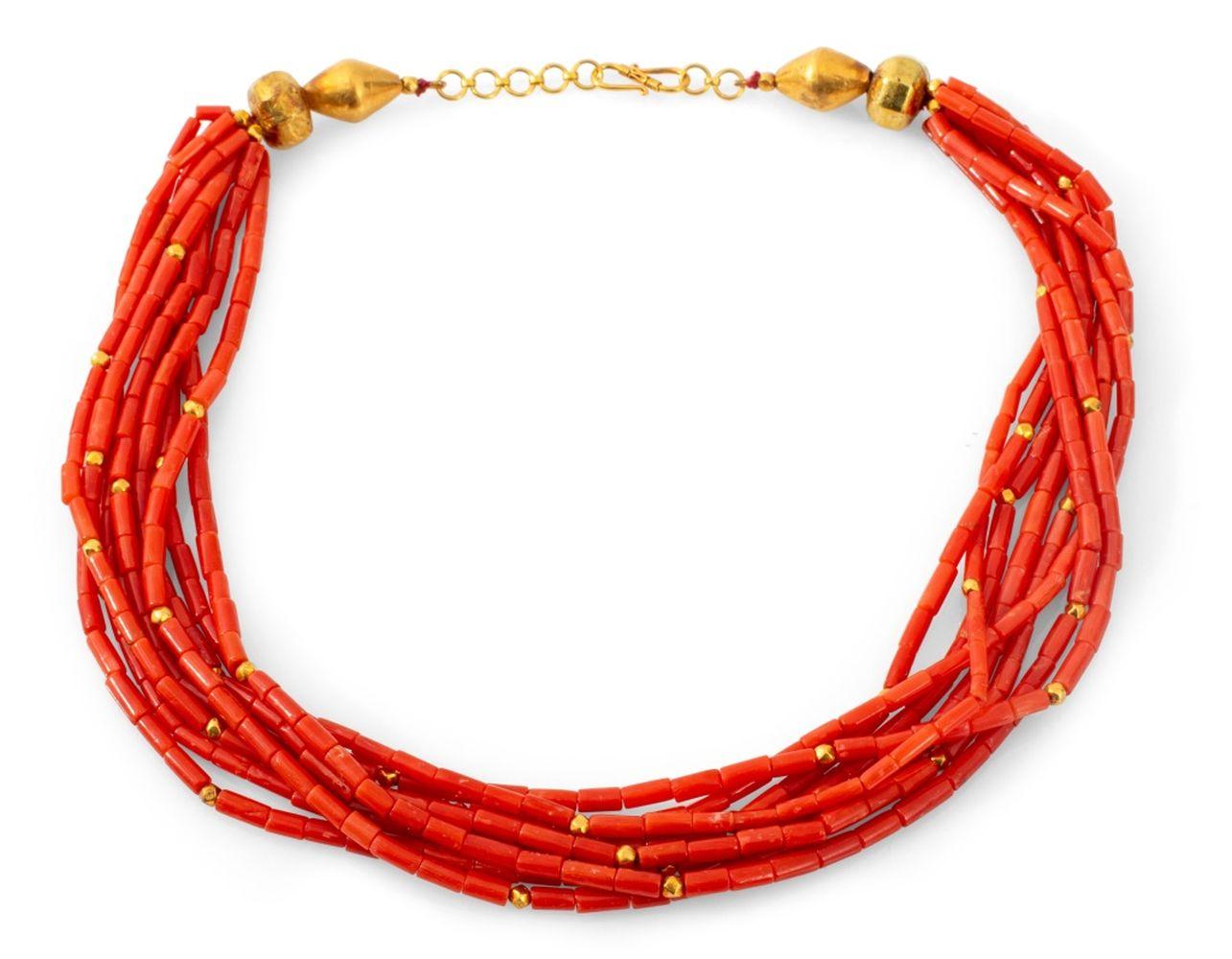 Coral Multi-Strand Necklace with 18K Gold Clasp Moderno en venta