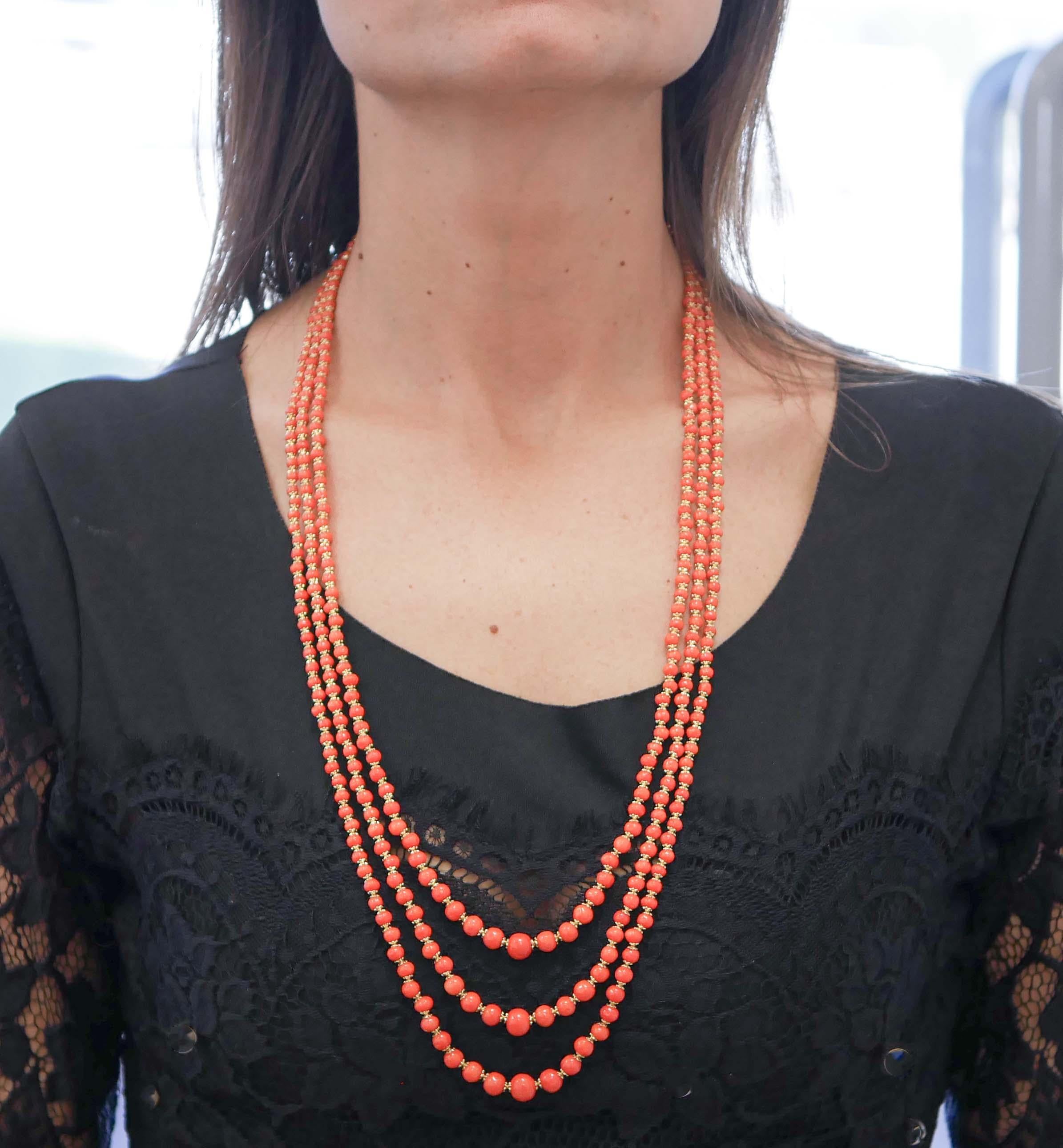 Coral, Multi-Strands Necklace In Good Condition In Marcianise, Marcianise (CE)