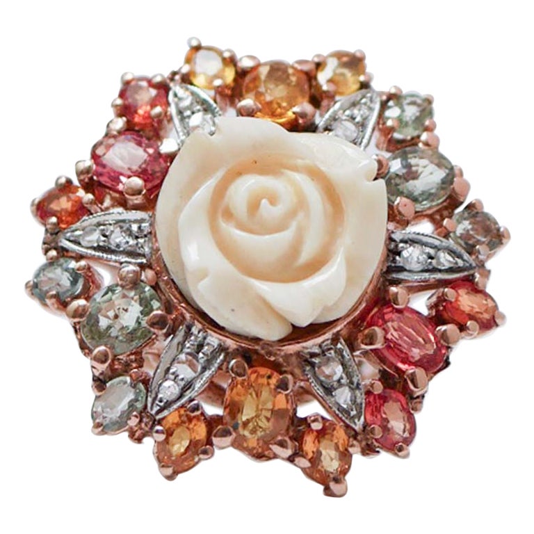 Anello con corallo, zaffiri multicolori, diamanti, oro rosa e argento.
