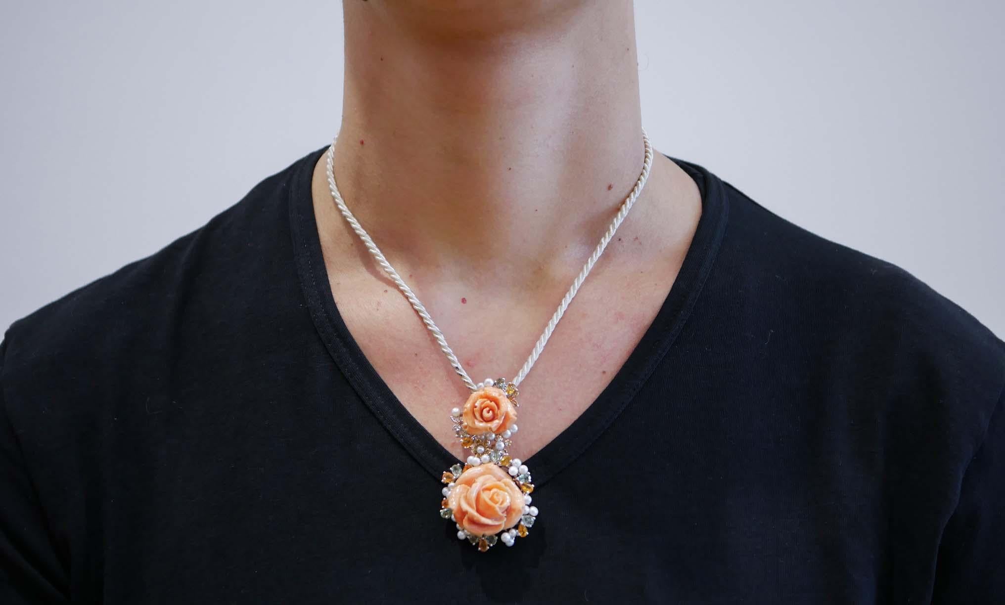 Coral, Multicolor Sapphires, Pearls, Diamonds, 14 Kt White Gold Pendant Necklace In Good Condition For Sale In Marcianise, Marcianise (CE)