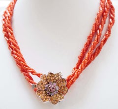 Collana in corallo, zaffiri multicolore, oro rosa e argento.
