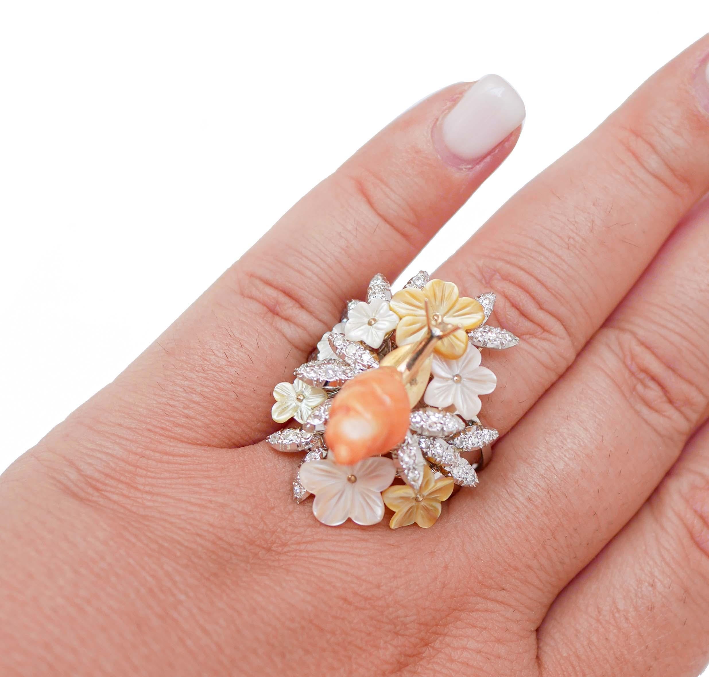 Koralle, mehrfarbige Steine, Diamanten, Ring aus 14 Karat Weißgold. im Zustand „Gut“ in Marcianise, Marcianise (CE)