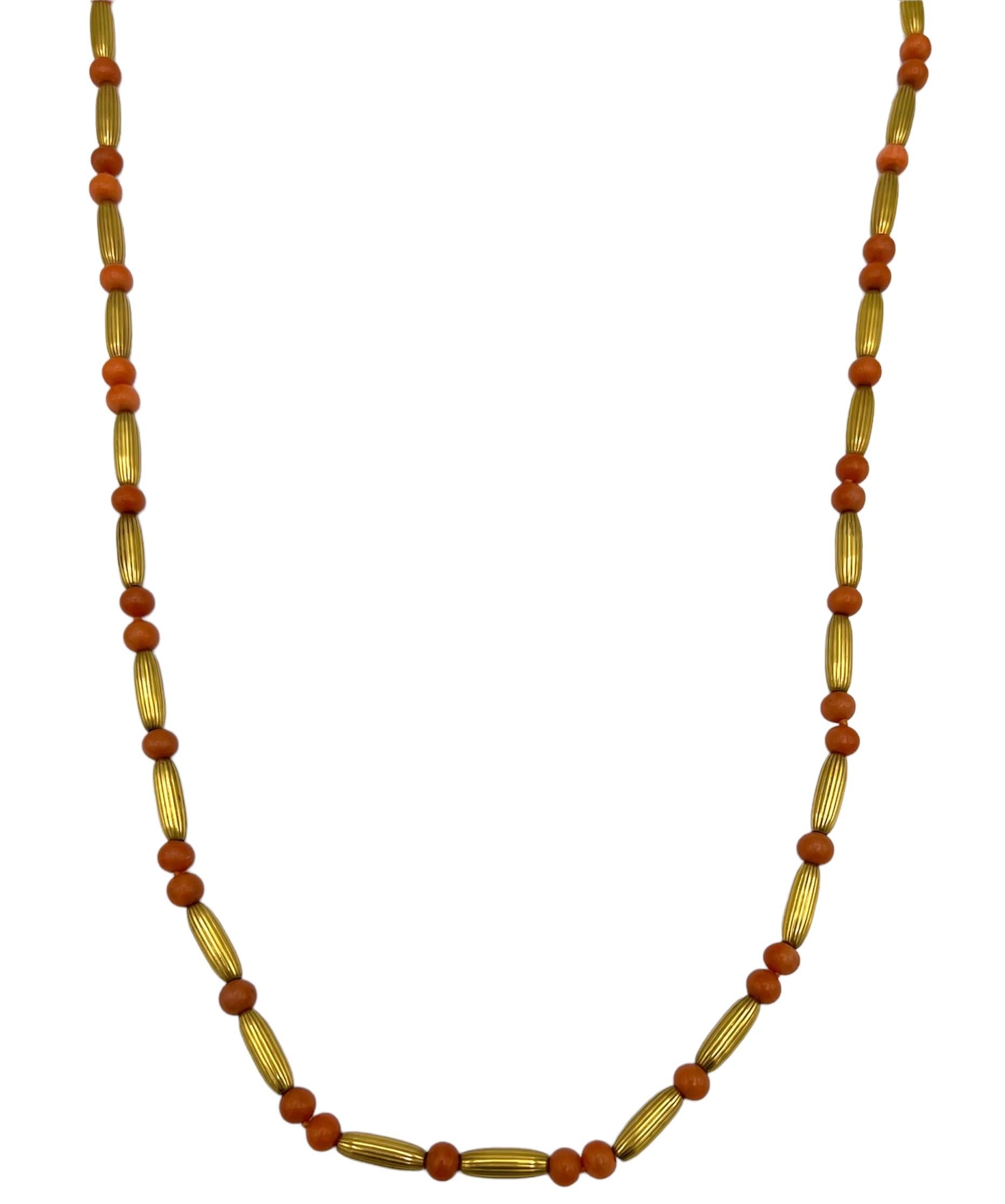 Coral Necklace 14k Gold, Circa 1970s In Excellent Condition For Sale In Beverly Hills, CA
