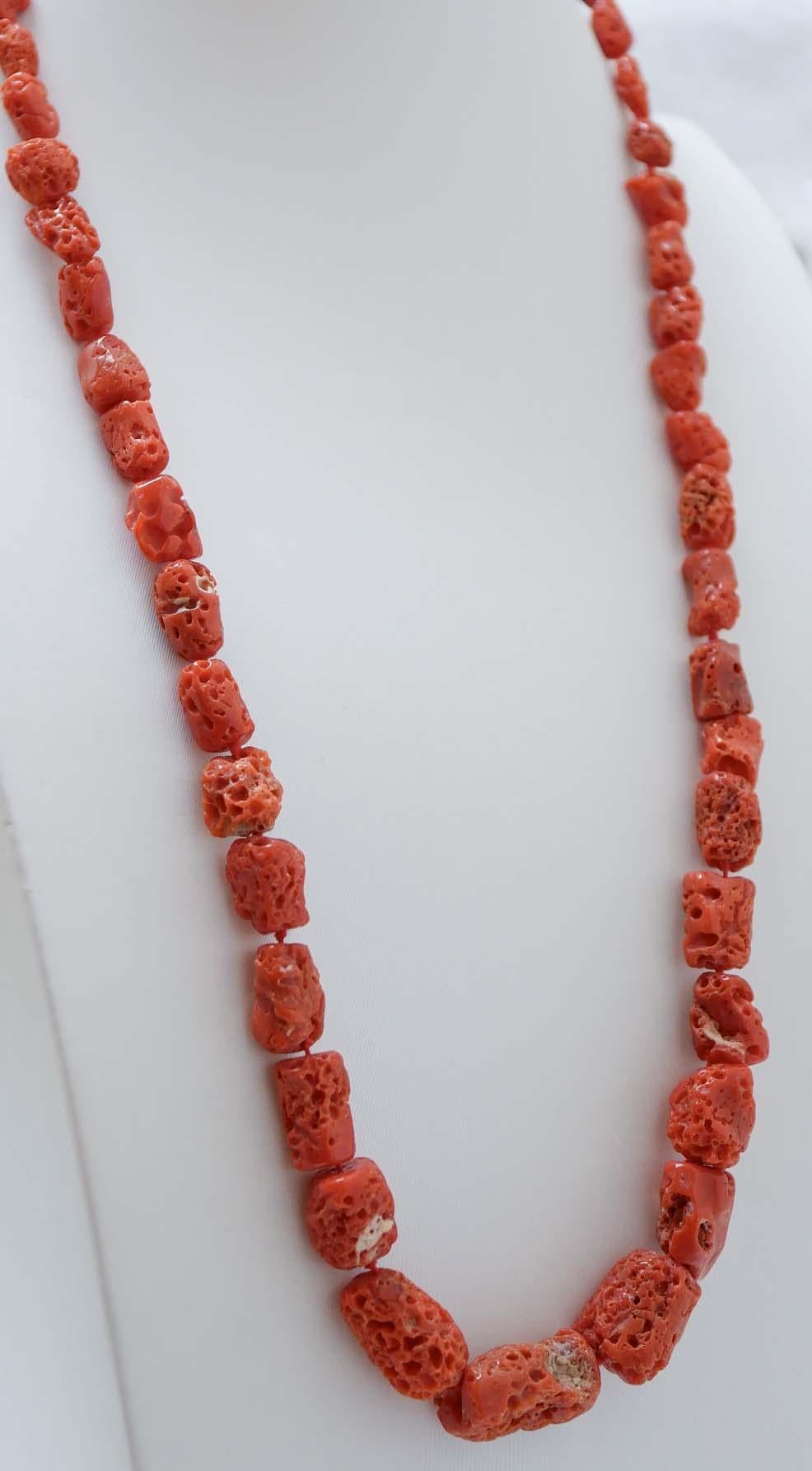 Collana Retrò con corallo e chiusura in argento.
Questa collana è stata realizzata totalmente a mano da maestri orafi italiani ed è in perfette condizioni.
Corallo 60.70 gr
Peso totale 62.40 gr
RF  UOC

Per qualsiasi informazione, sentiti libero di