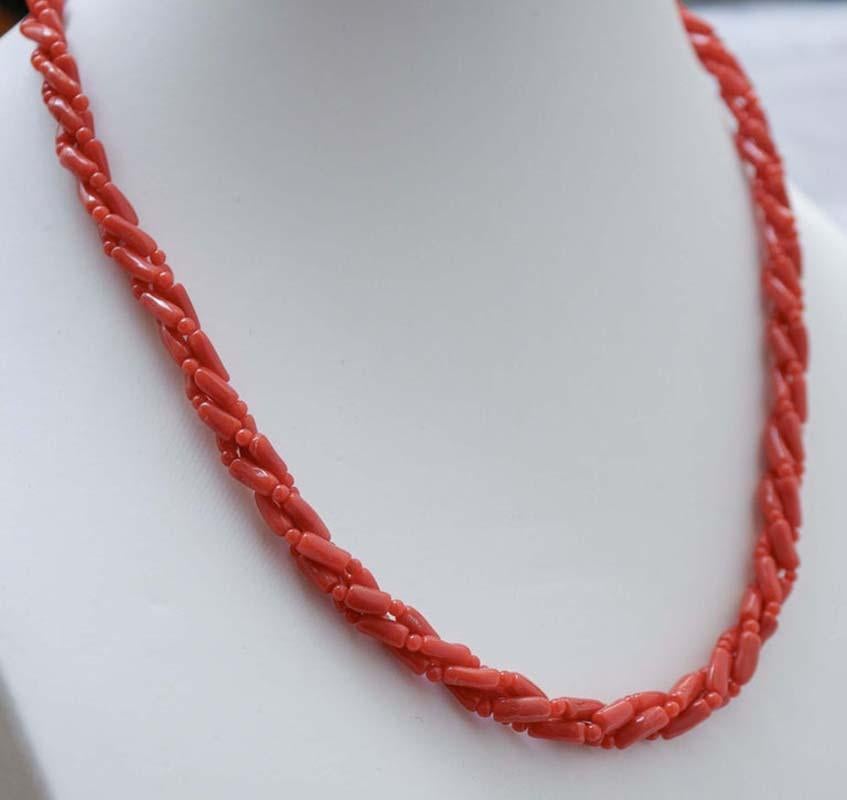 Collana in corallo Retrò con chiusura in argento.
Questa collana è stata realizzata totalmente a mano da maestri orafi italiani ed è in perfette condizioni.
Corallo gr 18,60 
Peso totale 18.80 gr
RF  +FFU

Per qualsiasi informazione, sentiti libero