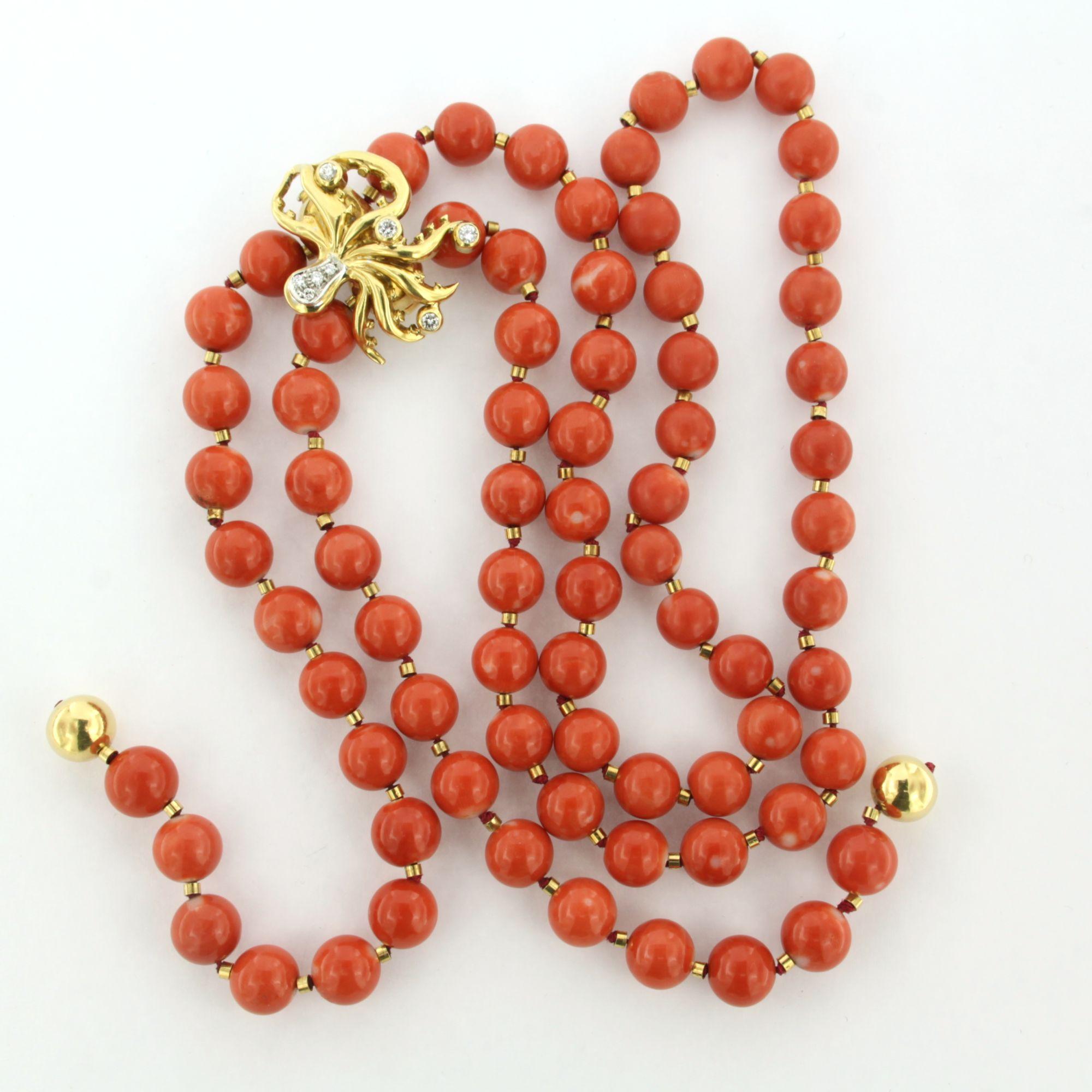 Collier en corail avec maillons intermédiaires en or et mèche en or bicolore sertie de diamants taille brillant 0,35 ct F/G VS/SI -  85 cm de long

description détaillée :

La longueur totale est de 85 cm. Perles de corail et petits maillons