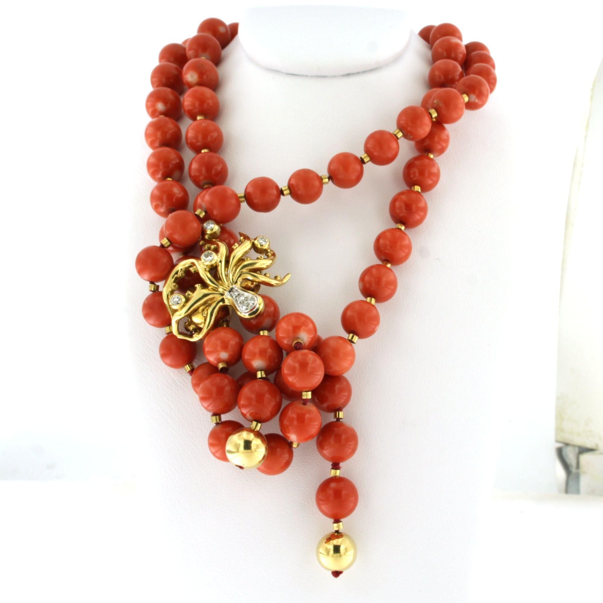 Taille brillant Collier en corail avec fermoir en or 18k serti d'un diamant 0,35ct en vente