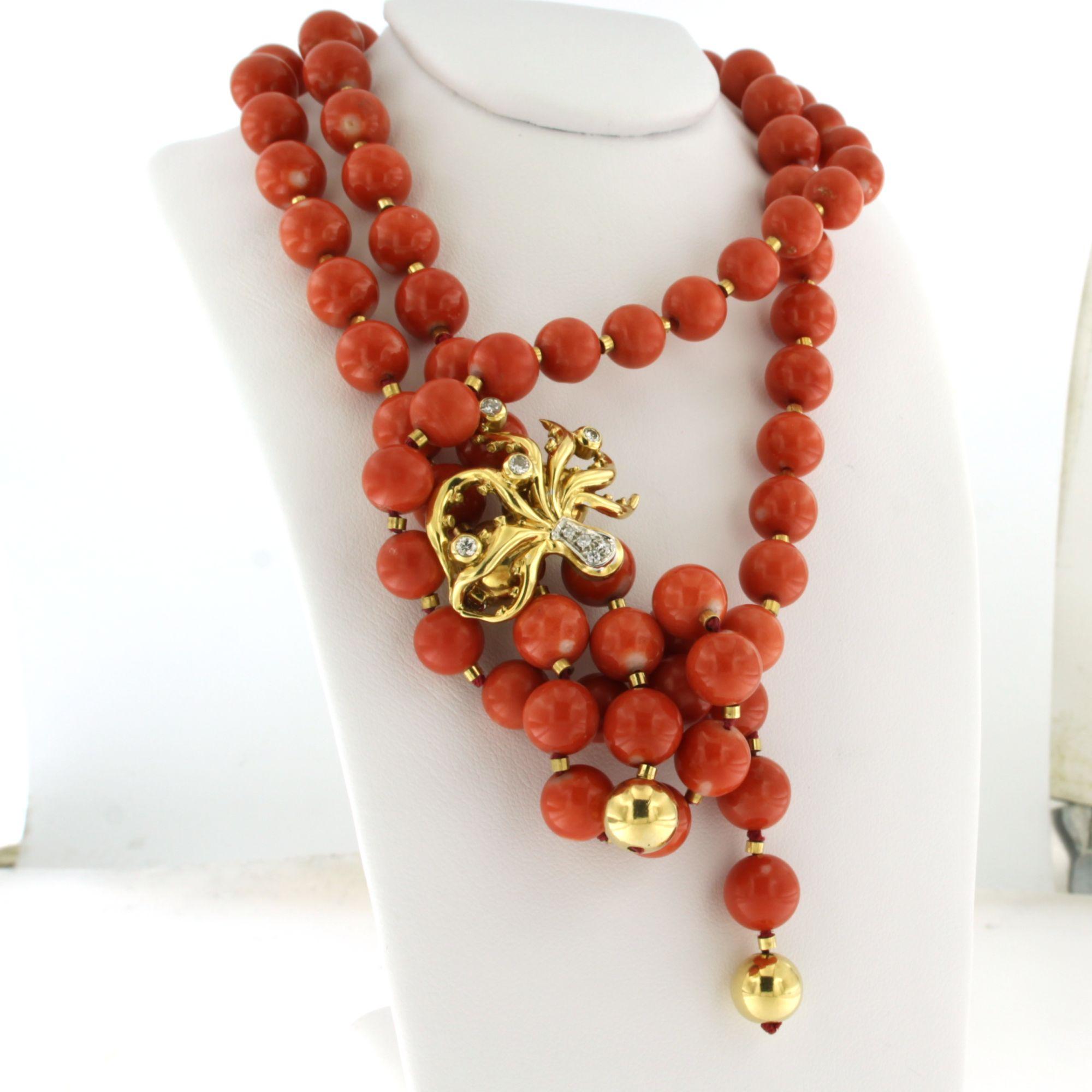 Collier en corail avec fermoir en or 18k serti d'un diamant 0,35ct Excellent état - En vente à The Hague, ZH