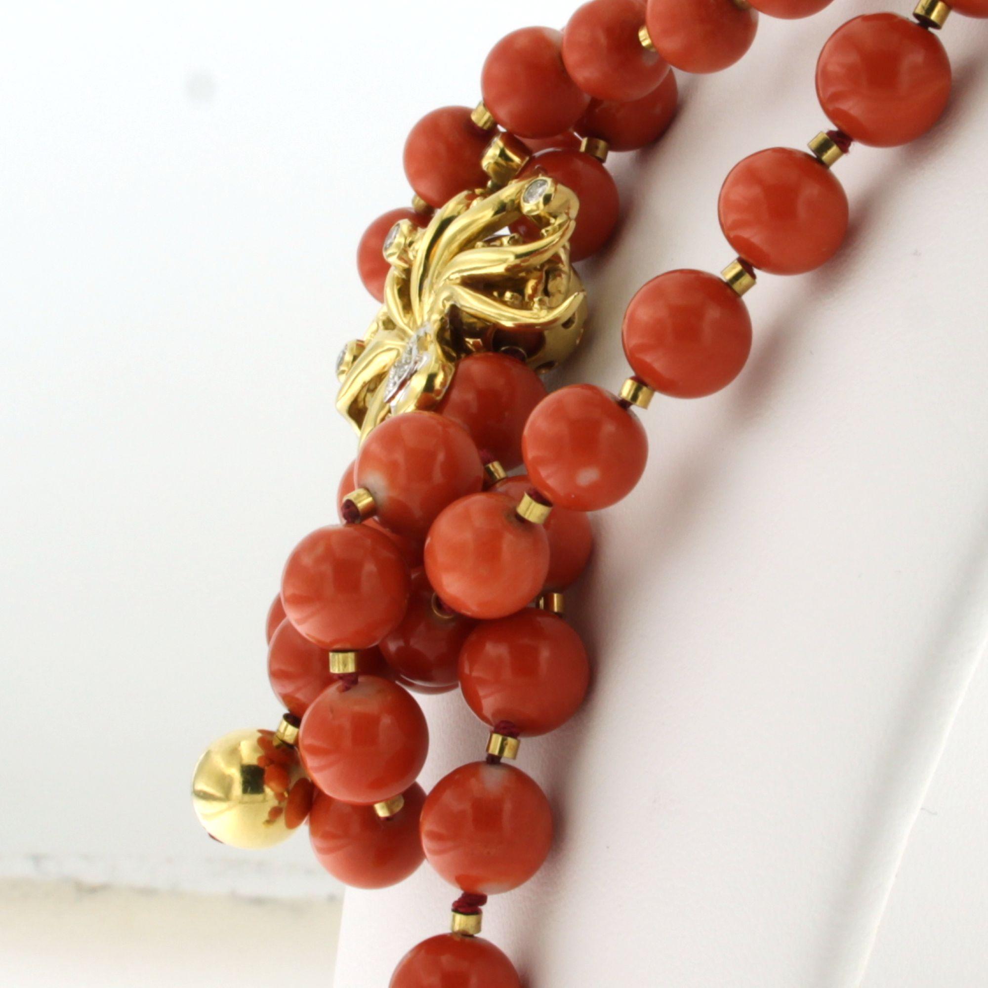Collier en corail avec fermoir en or 18k serti d'un diamant 0,35ct en vente 1