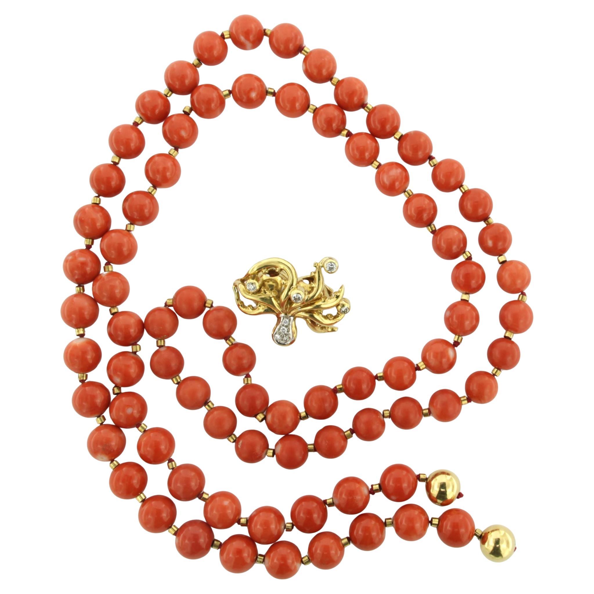 Collana di corallo con serratura in oro 18 carati con diamante incastonato da 0,35 carati