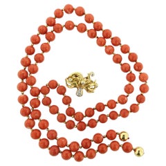 Collana di corallo con serratura in oro 18 carati con diamante incastonato da 0,35 carati
